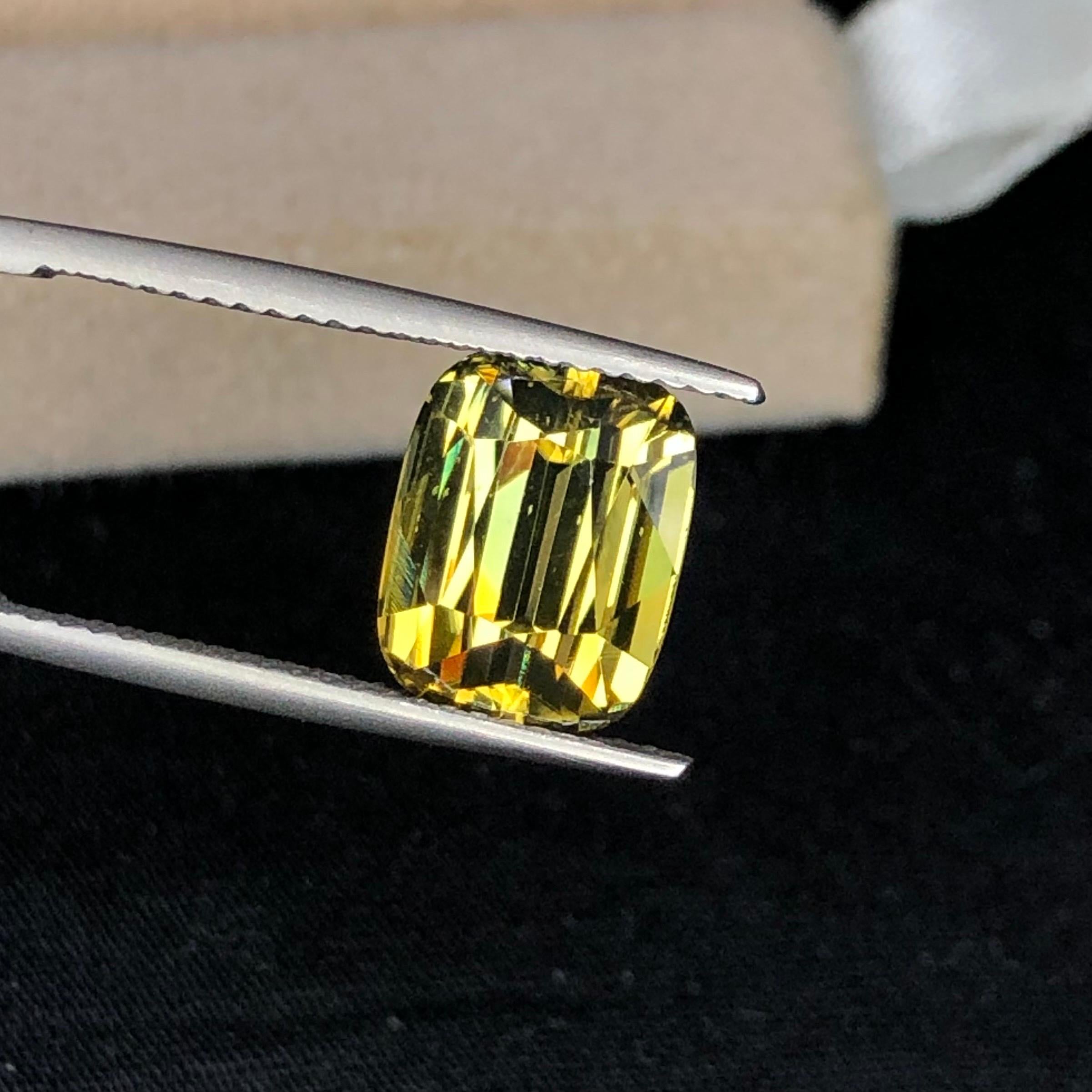 Bellissimo zircone naturale 5,82ct Step Cushion vvs Giallo Oro in vendita 3