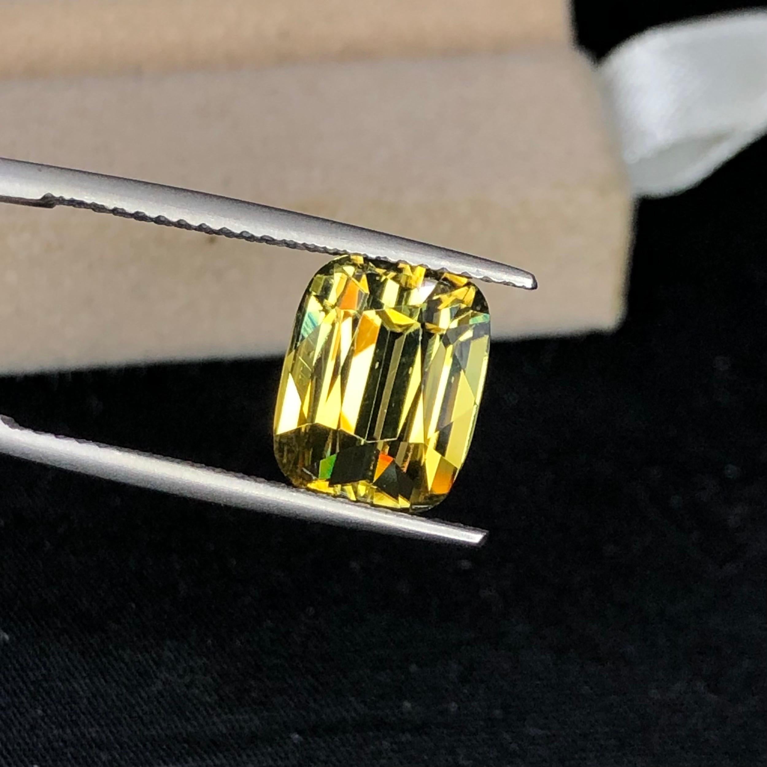 Bellissimo zircone naturale 5,82ct Step Cushion vvs Giallo Oro in vendita 4