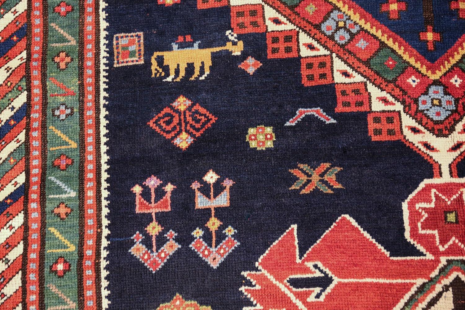 Schöner marineblauer antiker kaukasischer Stammeskunst-Teppich 5'9