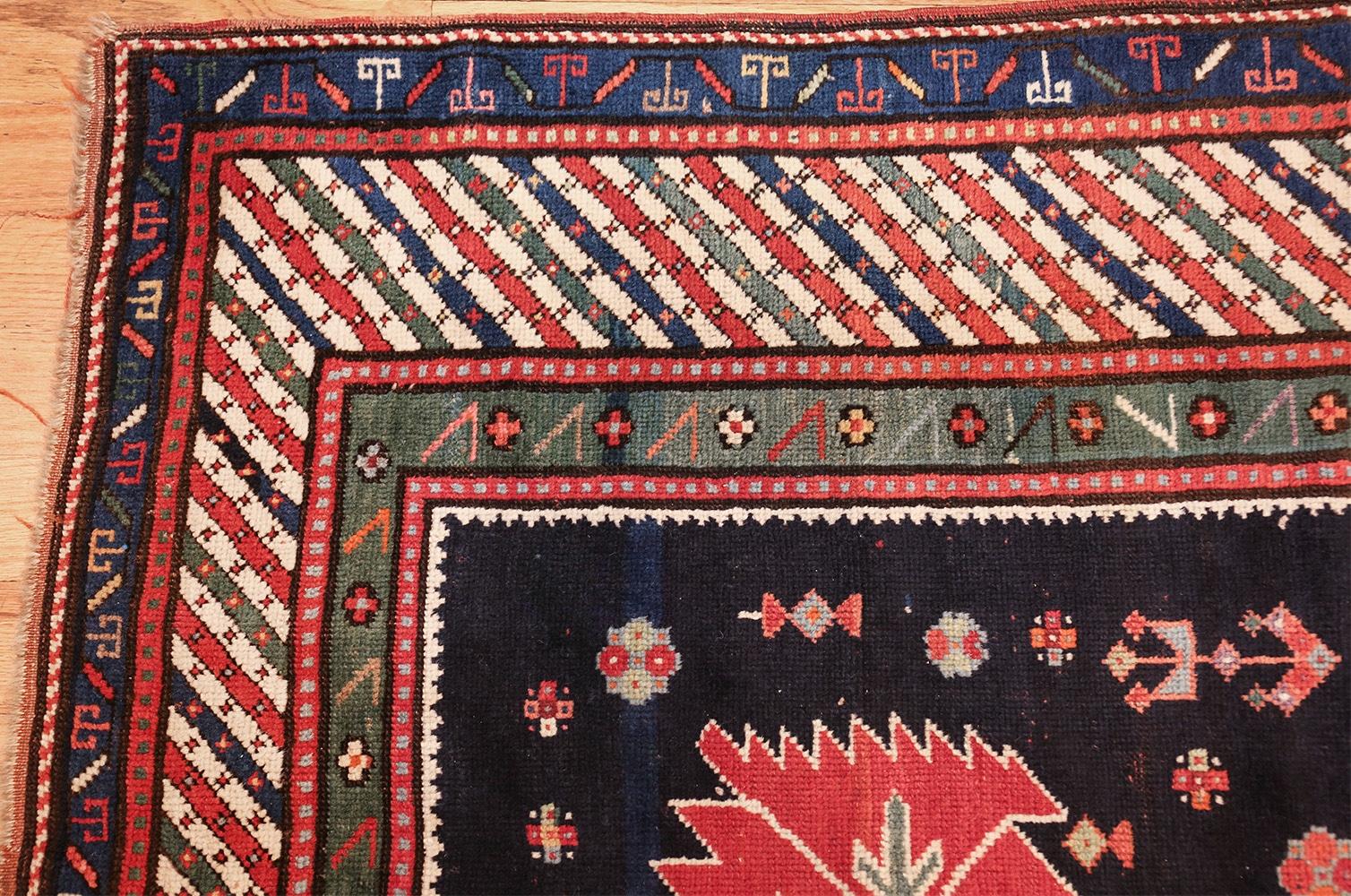 Schöner marineblauer antiker kaukasischer Stammeskunst-Teppich 5'9