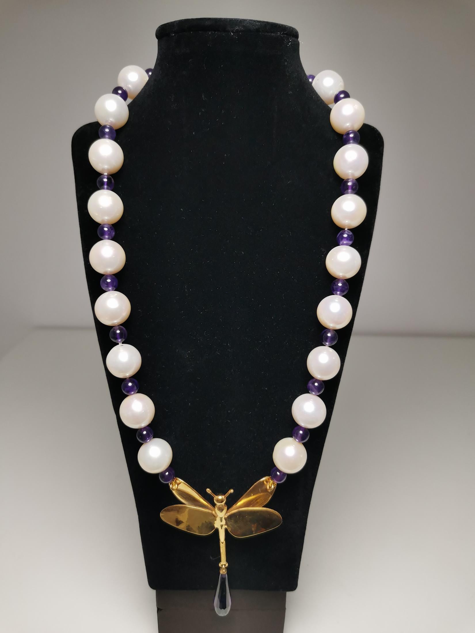 Beautiful necklace of cultured pearls, extra quality (Akoya Japan) and amethysts. 11 mm diameter Secure clasp and 18k gilded
 silver hinges. 
Long: 49 cm
good condition.
   