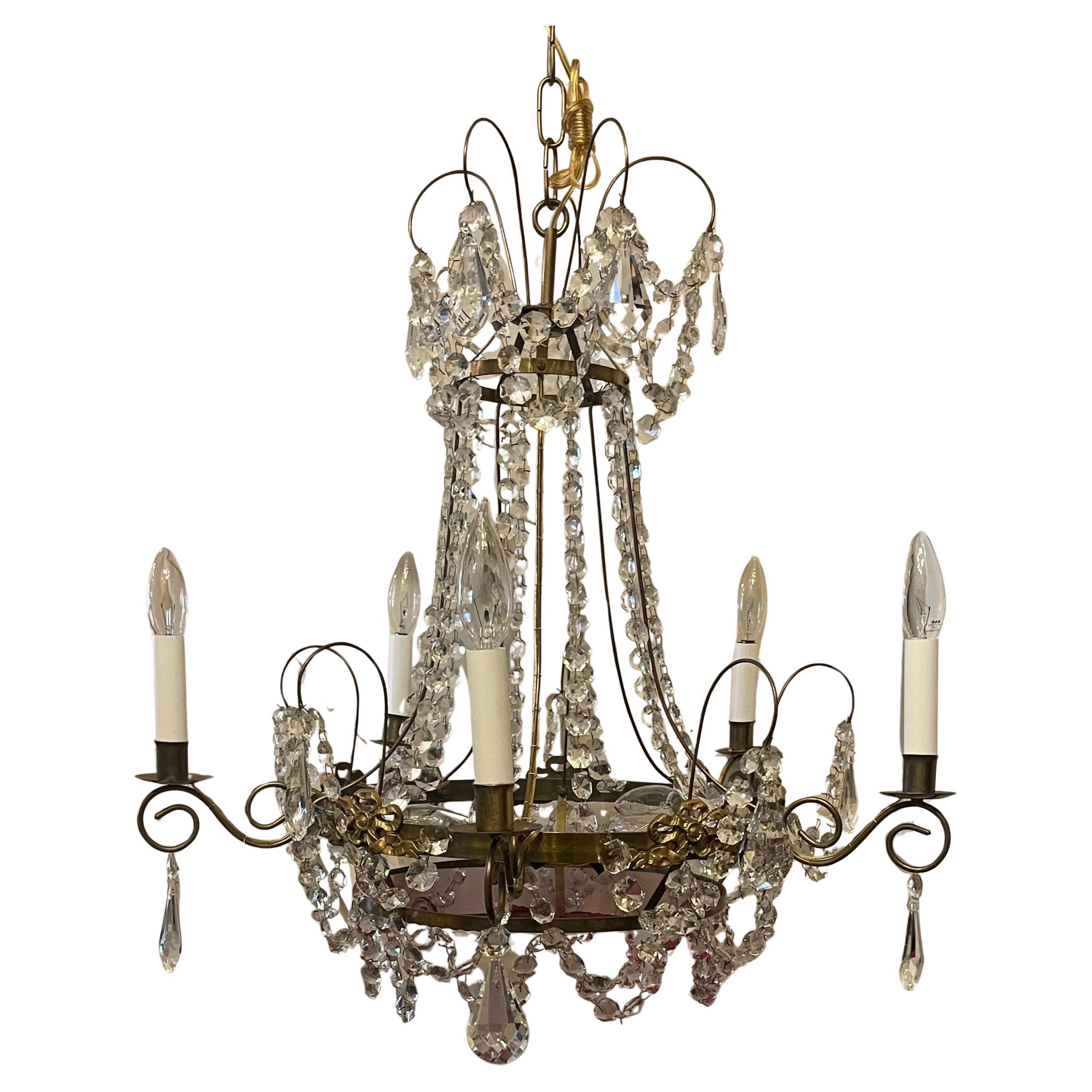 Eine schöne neoklassische 8 Kandelaber Licht, (5 Arm und 3 Innen)  Französisch vergoldete Bronze mit rotem Kunstglas baltischen Kronleuchter mit Ormolu Bögen auf dem Bronze-Rahmen und Kaskaden & Swags von Kristallen im gesamten geschmückt. 