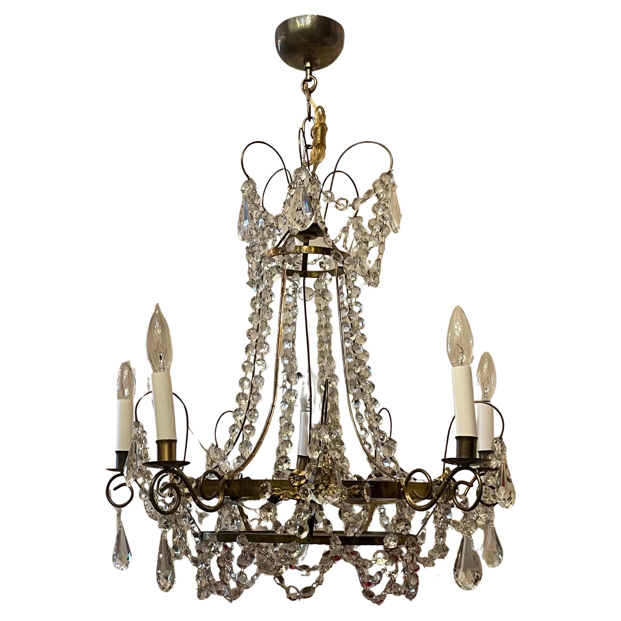 Schöner neoklassischer 8-Licht-Kronleuchter aus vergoldeter Bronze und rotem Glas im Zustand „Gut“ im Angebot in Roslyn, NY