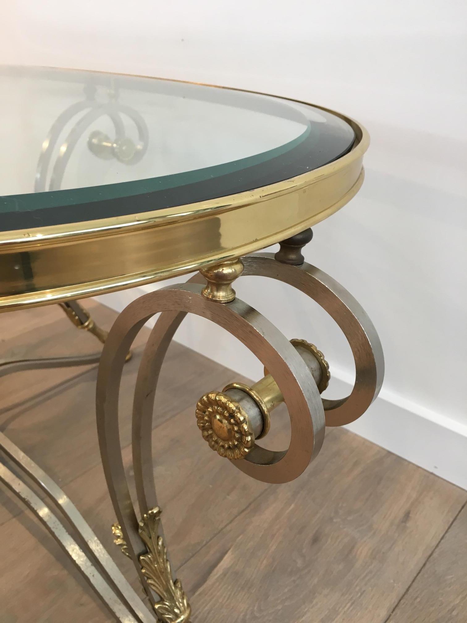 Beautiful Neoclassical Style Oval Brushed Steel & Brass Coffee Table. Circa 1970 In Good Condition For Sale In Marcq-en-Barœul, Hauts-de-France