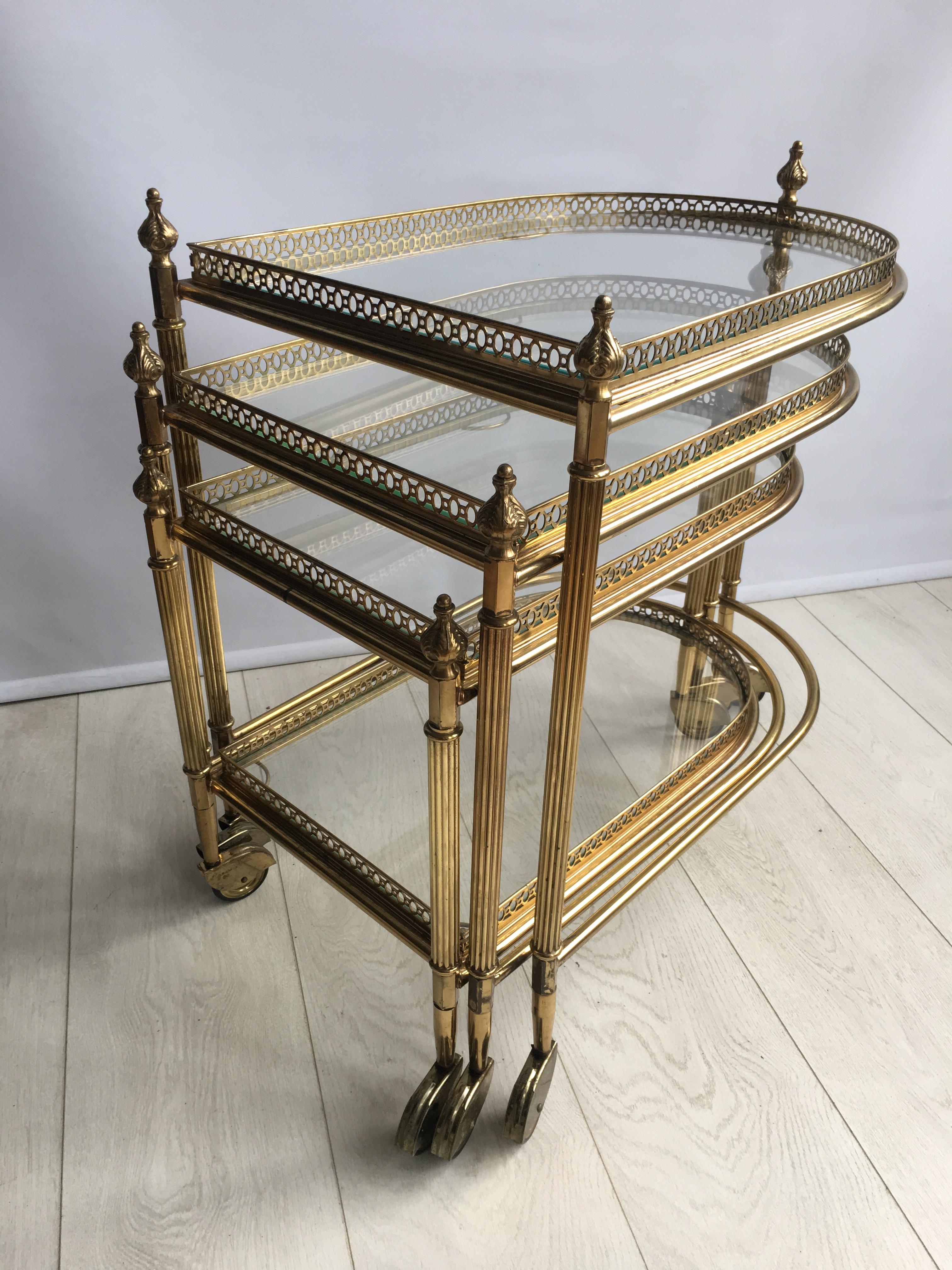 Beautiful Nest of Vintage Brass Tables/Trolleys In Fair Condition For Sale In Copthorne, GB