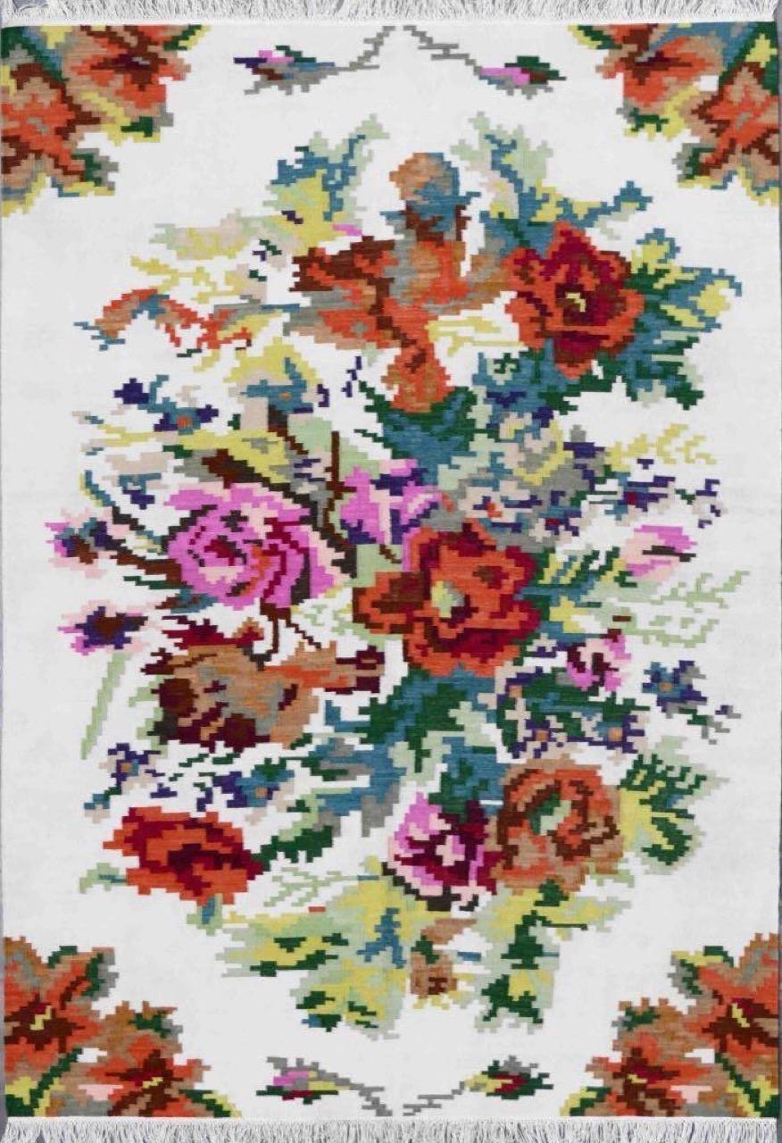 Bellissimo Kilim nuovo con un bellissimo disegno floreale in stile Aubusson e con bellissimi colori, interamente tessuto a mano con lana su base di cotone.