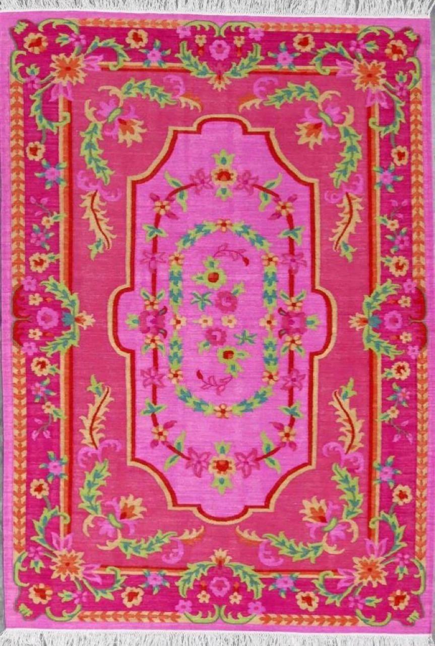 Joli Kilim neuf avec un beau motif floral style Aubusson avec de belles couleurs, entièrement tissé à la main avec de la laine sur une base de coton.