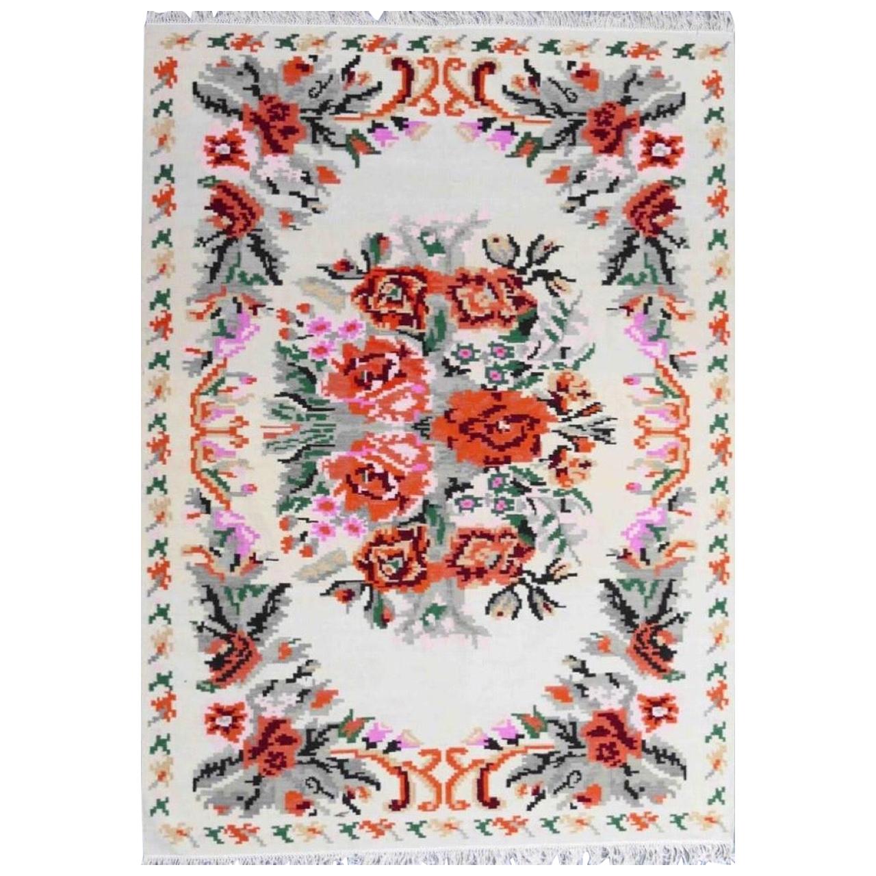 Magnifique tapis Kilim plat de style Bessarabian à motifs floraux neufs, 6 pieds 6 po. x 9 pieds 10 po.