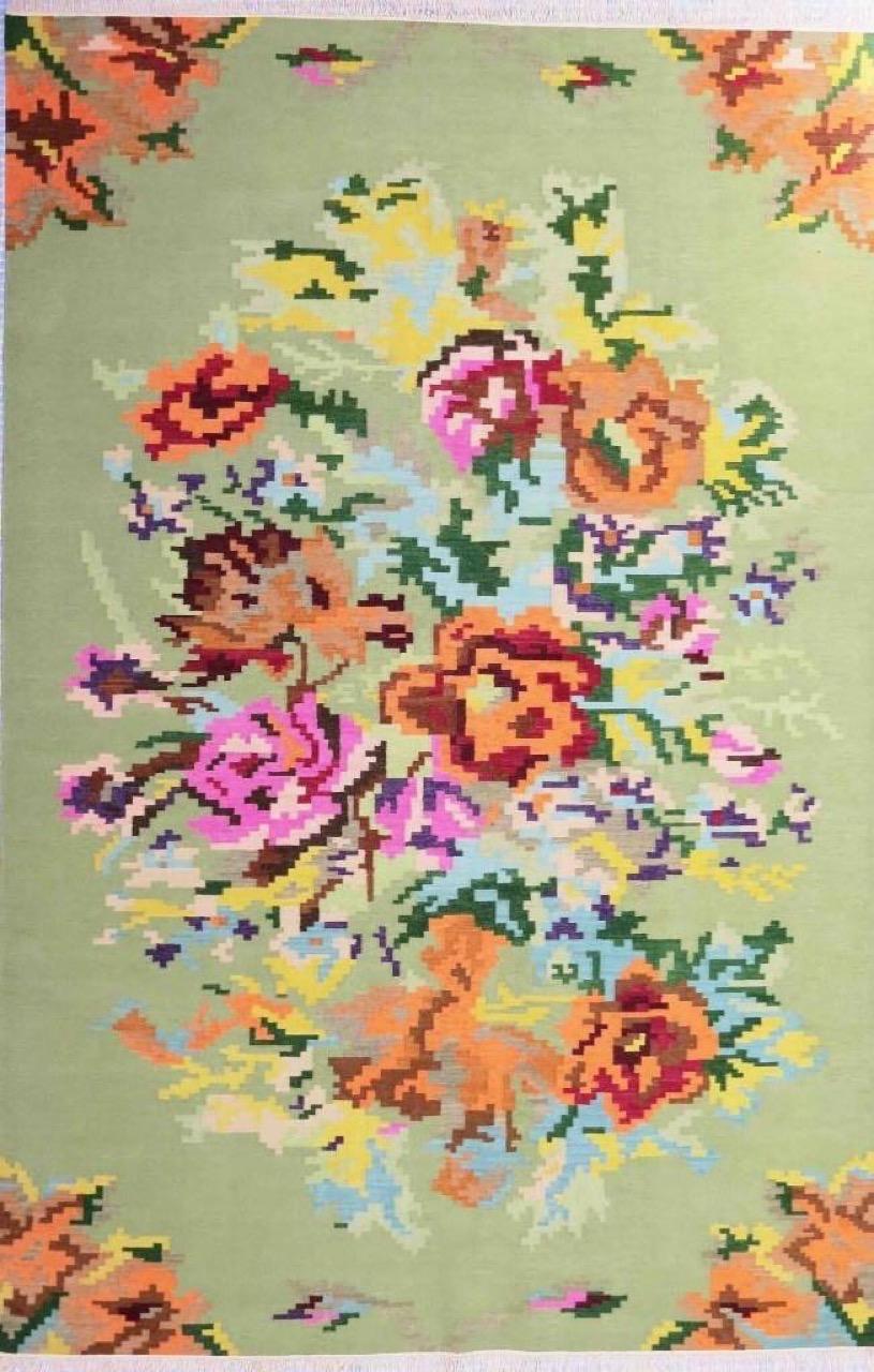 Joli Kilim neuf avec un beau motif floral style Aubusson avec de belles couleurs, entièrement tissé à la main avec de la laine sur une base de coton.