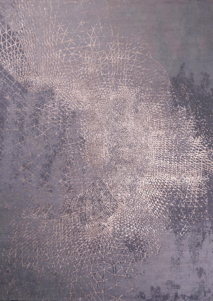 Voici un superbe tapis contemporain, une merveilleuse pièce au design abstrait moderne, ce tapis arbore de jolies couleurs. Fabriqué avec précision, il est entièrement tufté à la main à partir d'un mélange de laine somptueuse et de velours de soie