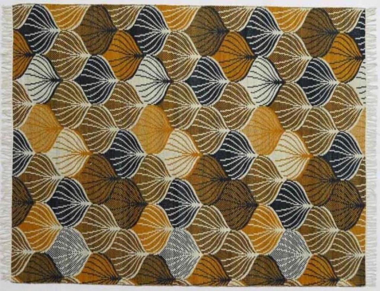 Bonito Kilim nuevo con bonito diseño decorativo vienés y hermosos colores, tejido y bordado totalmente a mano con lana sobre base de algodón.