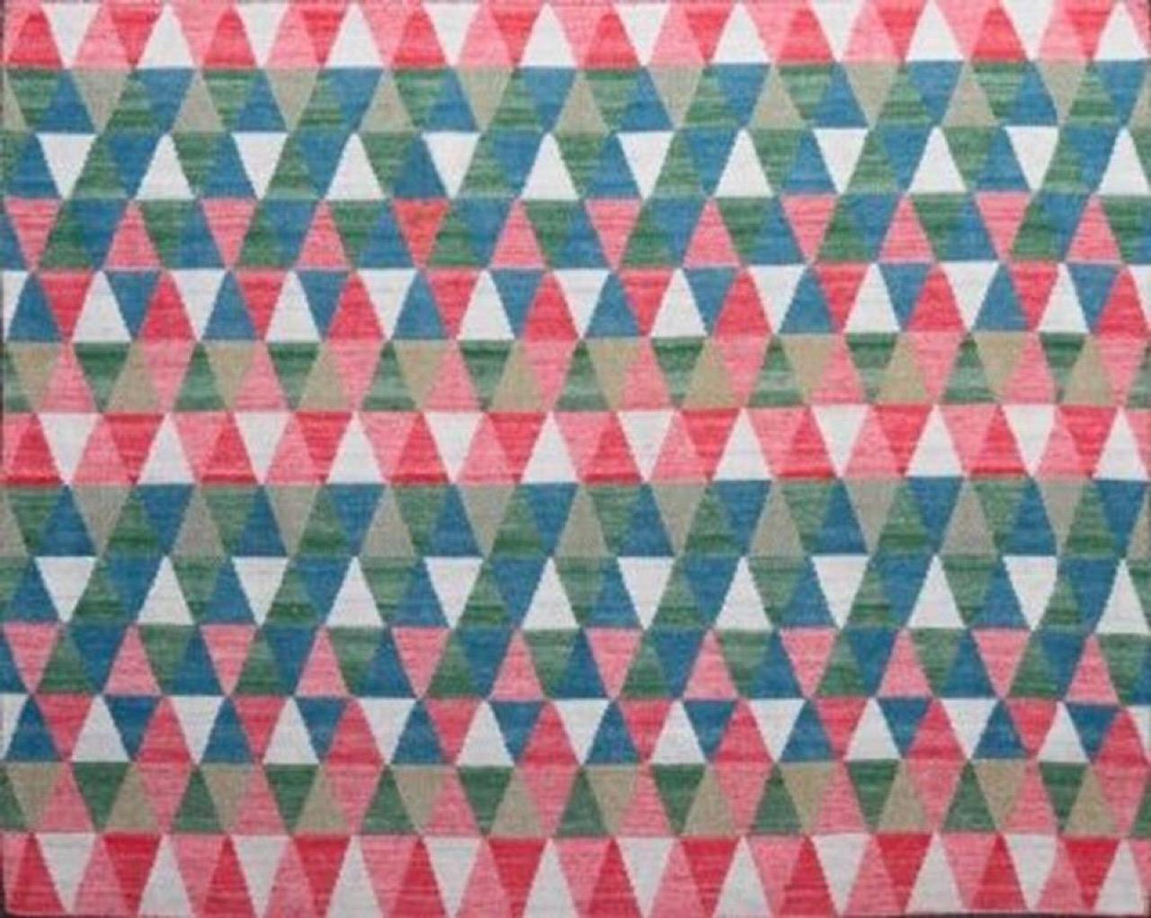 Bonito Kilim nuevo con bonito diseño decorativo vienés y hermosos colores, tejido y bordado totalmente a mano con lana sobre base de algodón.
Tamaño: 170 x 240 cm.