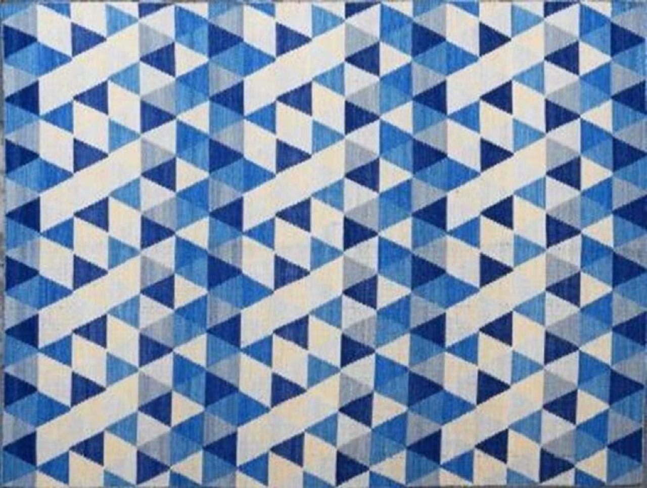 Bonito Kilim nuevo con bonito diseño decorativo vienés y hermosos colores, tejido y bordado totalmente a mano con lana sobre base de algodón.
Medidas: 170 x 240 cm.