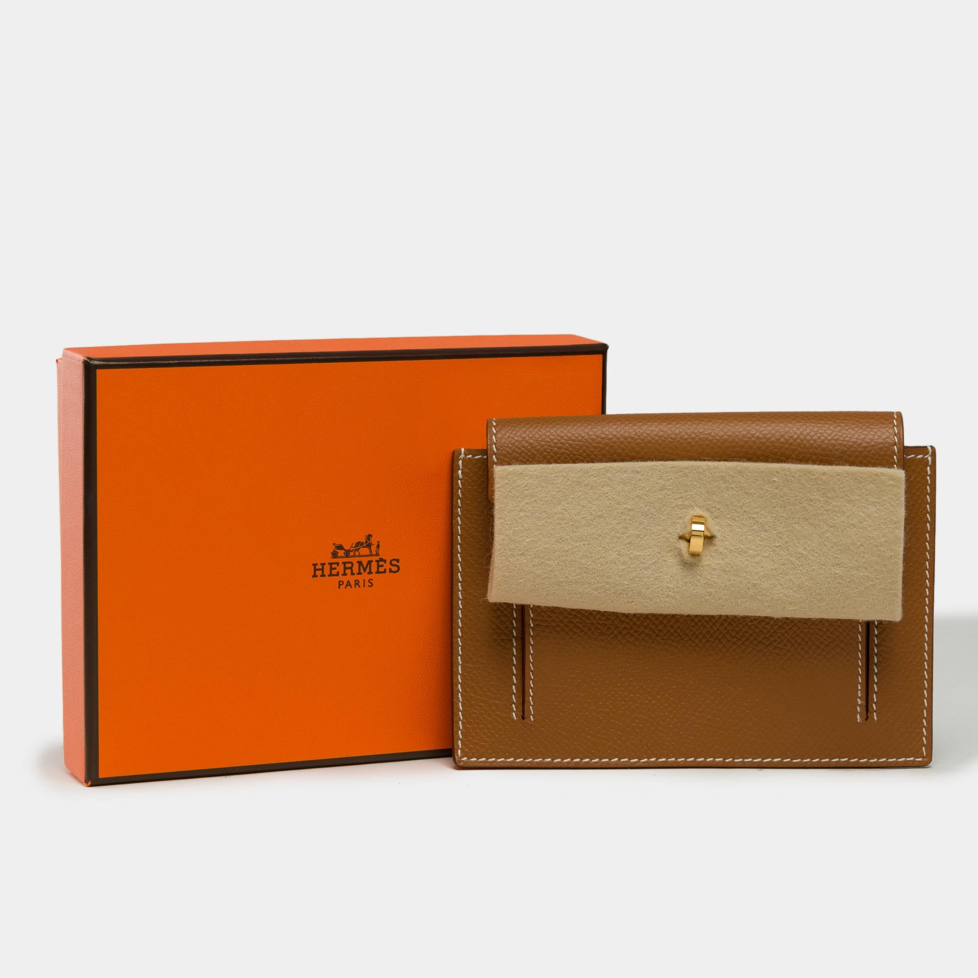 Gorgeous​ ​Hermès​ ​Kelly​ ​Pocket​ ​Compact​ ​Wallet​ ​in​ ​Epsom​ ​Gold​ ​leather,​ ​gold​ ​plated​ ​metal​ ​trim​ ​​ ​

Flap​ ​closure
Inner​ ​lining​ ​in​ ​epsom​ ​gold​ ​leather,​ ​a​ ​zippered​ ​pocket​ ​on​ ​the​ ​back​ ​
Signature:​