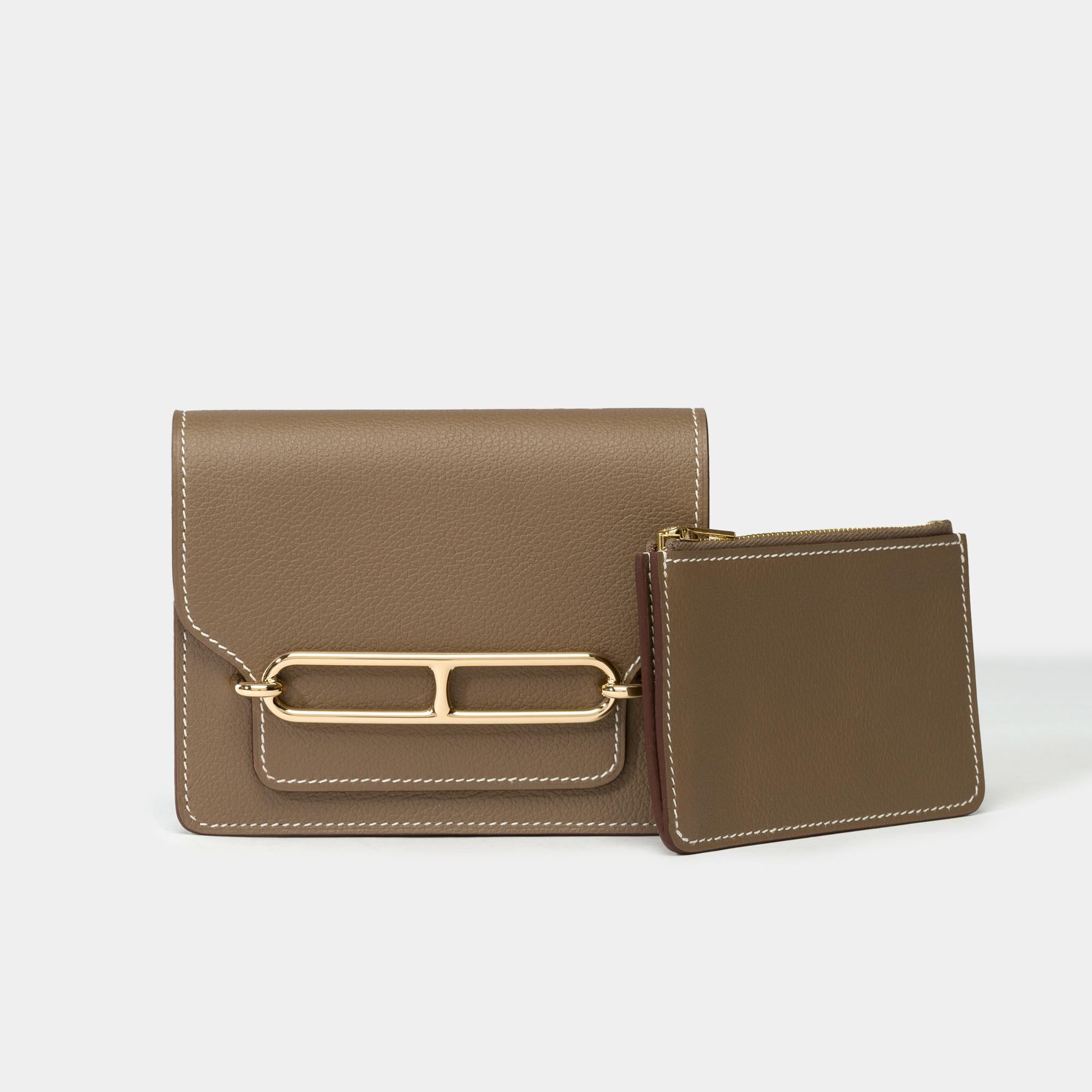 Splendido portafoglio Hermès Roulis Slim Compact in pelle di vitello Étoupe Evercolor, finiture in metallo dorato 

Chiusura con patta
Fodera interna in pelle di vitello
Firma: 