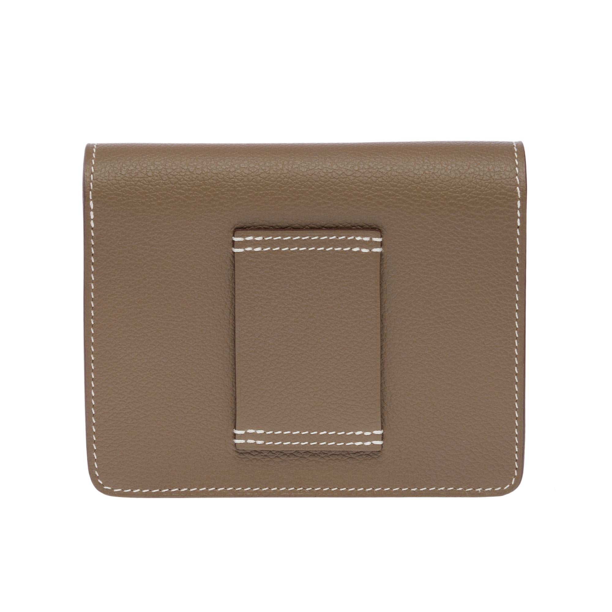 Women's or Men's Beautiful New Hermès Roulis Slim Compact Wallet in Etoupe Evercolor leather, GHW For Sale