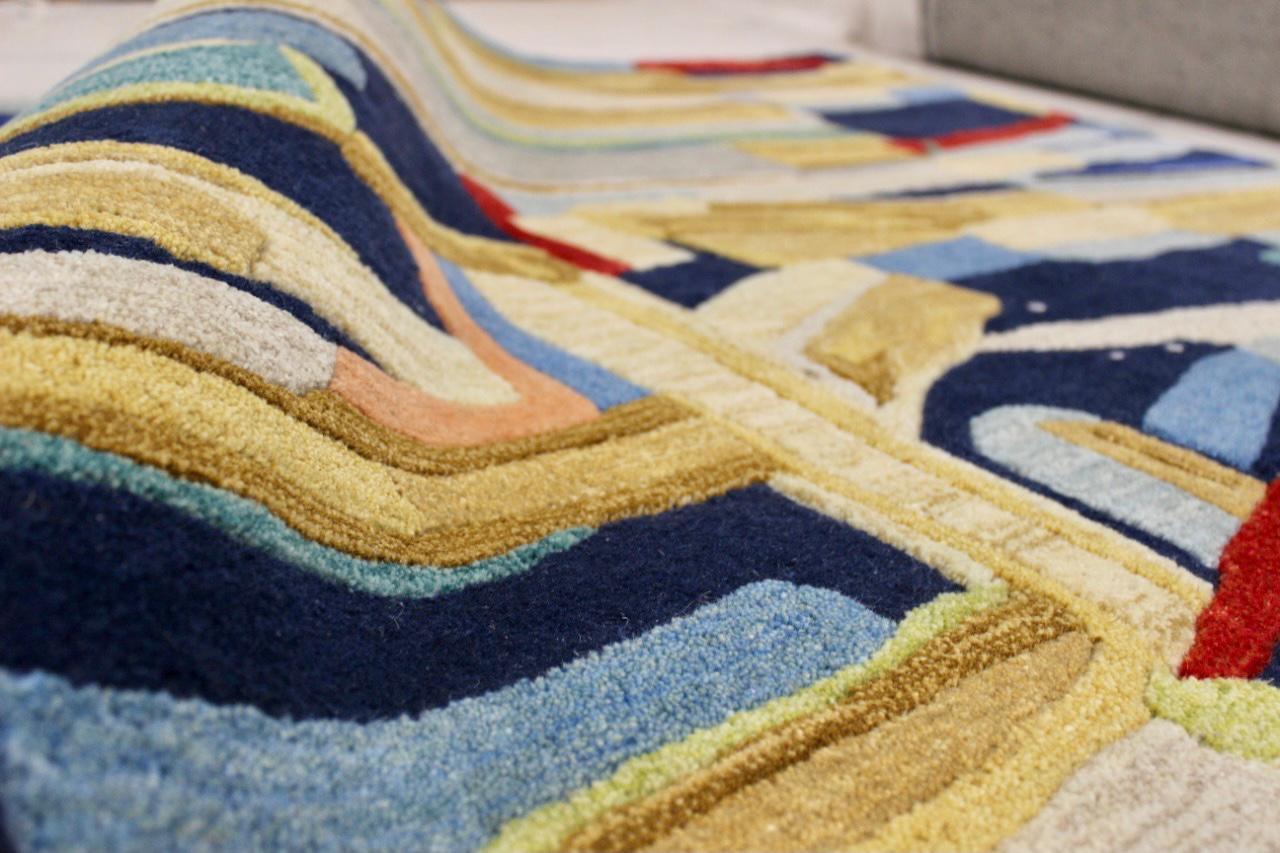 Schöner handgetufteter Teppich in neuem, modernem Design (Art déco) im Angebot
