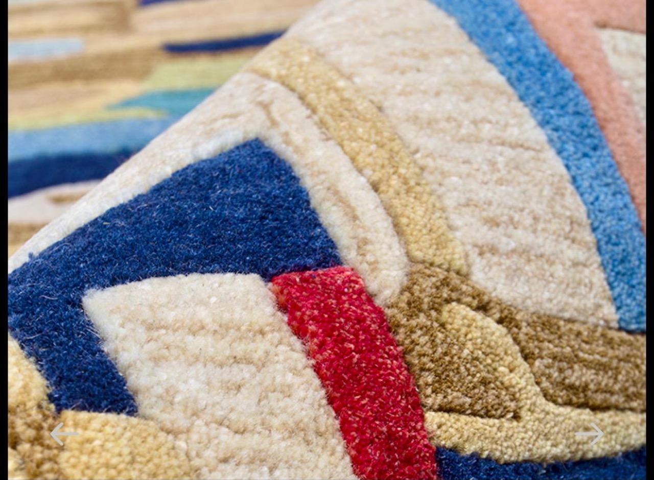 Schöner handgetufteter Teppich in neuem, modernem Design (Handgefertigt) im Angebot