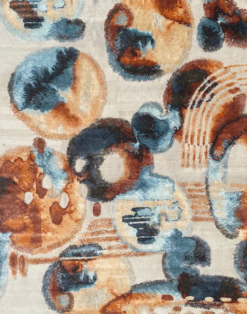 Joli tapis contemporain au design abstrait avec de belles couleurs, entièrement noué à la main avec de la laine et du velours de soie sur une base de coton.
