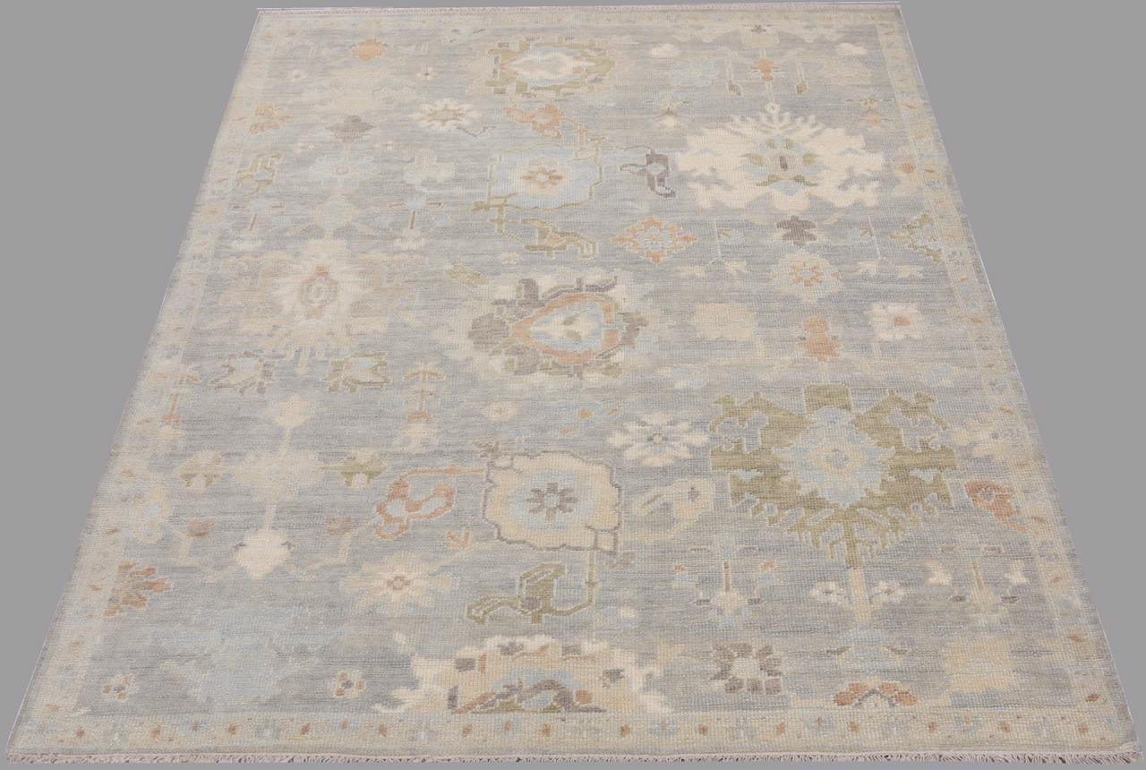 Nice hand knotted new rug with a beautiful design of Oushak rugs and light colors, entirely hand knotted with wool velvet on cotton foundation.