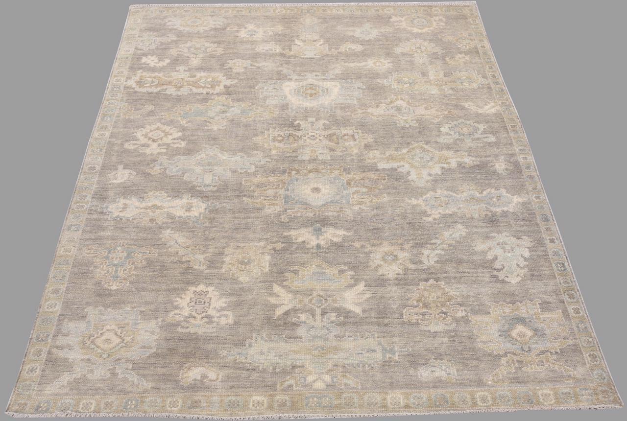 Nice hand knotted new rug with a beautiful design of Oushak rugs and light colors, entirely hand knotted with wool velvet on cotton foundation.