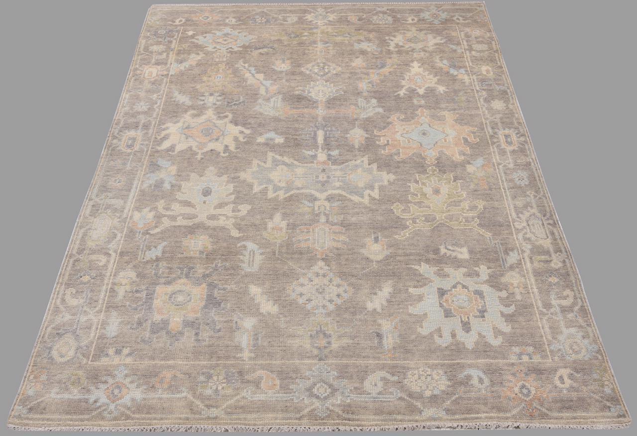 Schöner neuer Oushak-Design-Teppich (Handgeknüpft) im Angebot