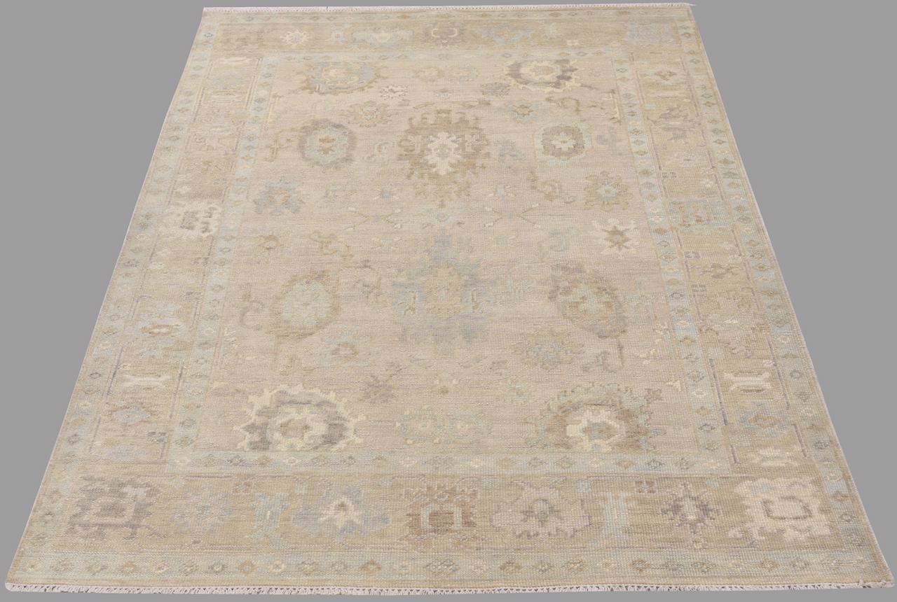 Schöner neuer Oushak-Design-Teppich (Handgeknüpft) im Angebot