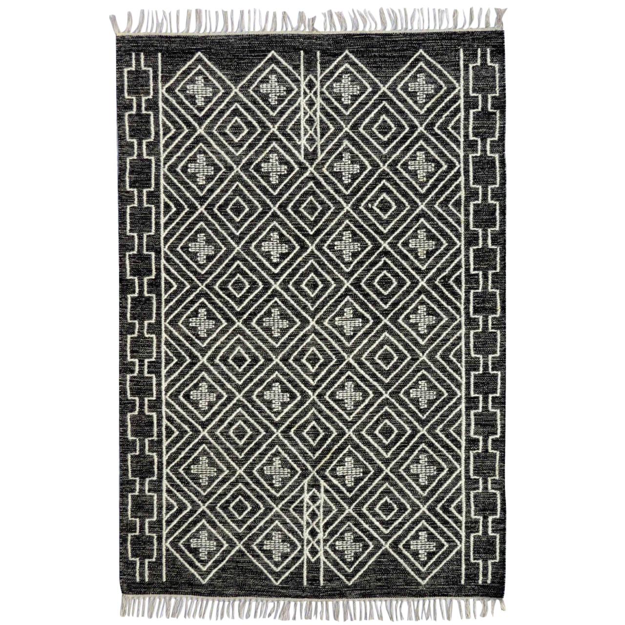 Beautiful New Tribal Moroccan Design Handwoven Kilim Rug size 6ft 6in x 9ft 10in For Sale