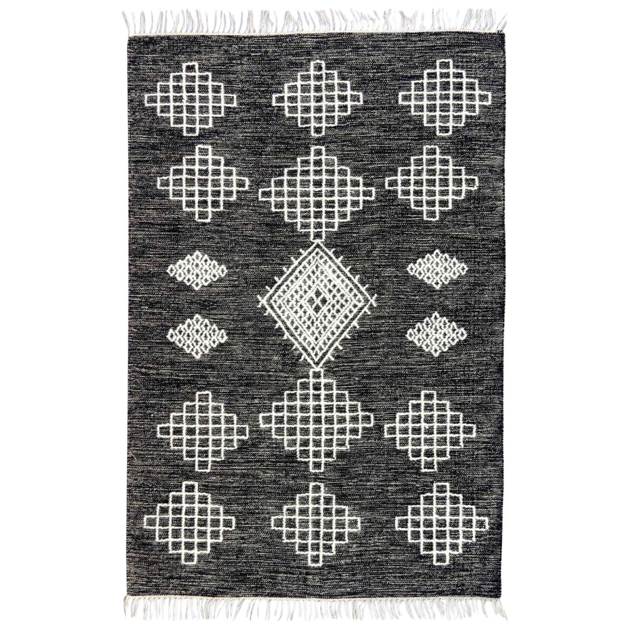 Magnifique tapis Kilim marocain à motif tribal tissé à la main de 6 pieds 6 po. x 9 pieds 10 po. en vente