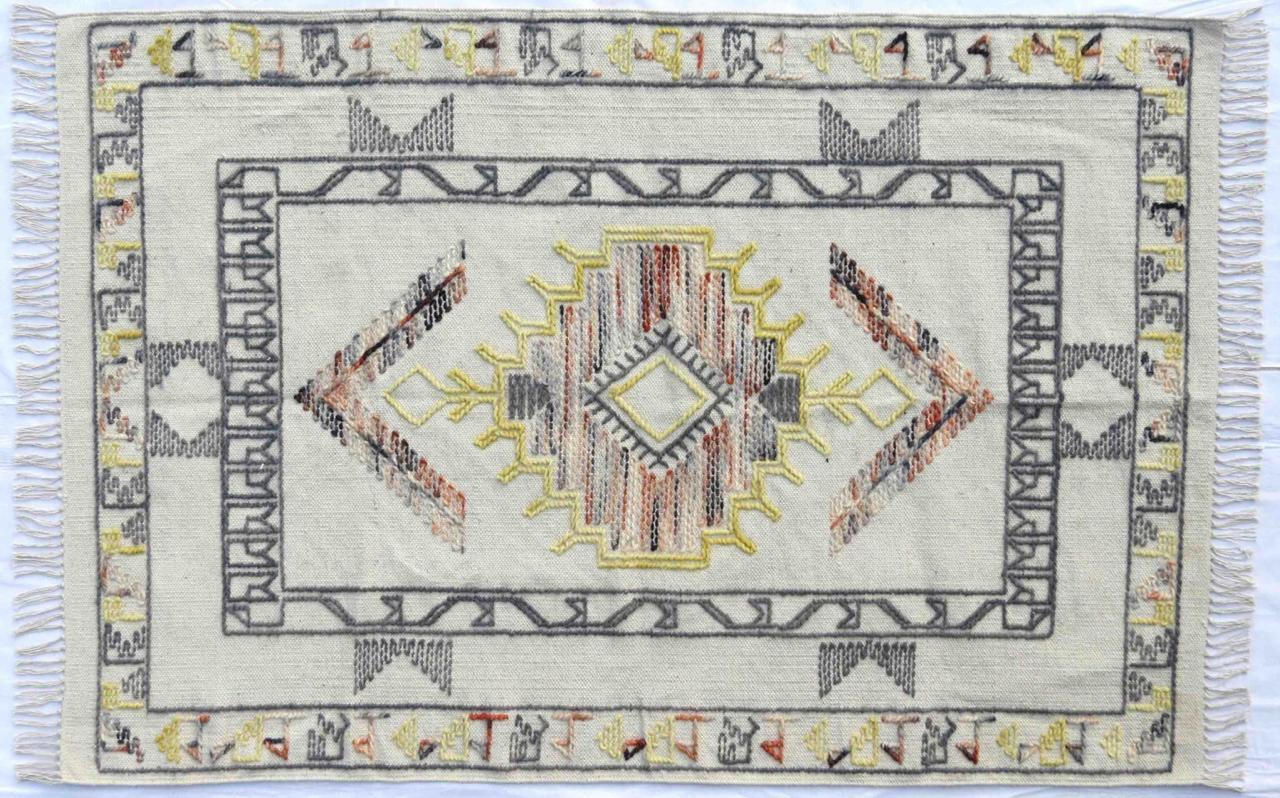Joli Kilim neuf avec un design géométrique tribal et de belles couleurs, entièrement tissé et brodé à la main avec de la laine sur une base de coton.
Mesures : 170 x 240 cm.