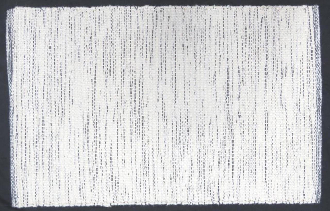 Joli Kilim neuf avec un design tribal géométrique et de belles couleurs, entièrement tissé et brodé à la main avec de la laine sur une base de coton.
Taille : 170 x 240 cm.