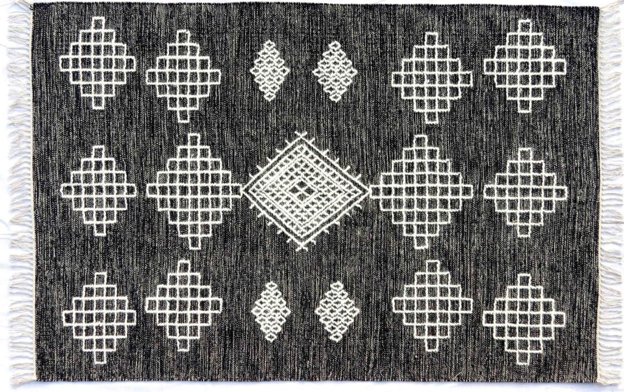 Tribal Magnifique tapis Kilim marocain à motifs tribaux tissé à la main en vente