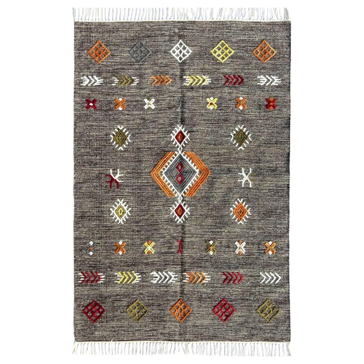Magnifique tapis Kilim marocain à motifs tribaux tissé à la main