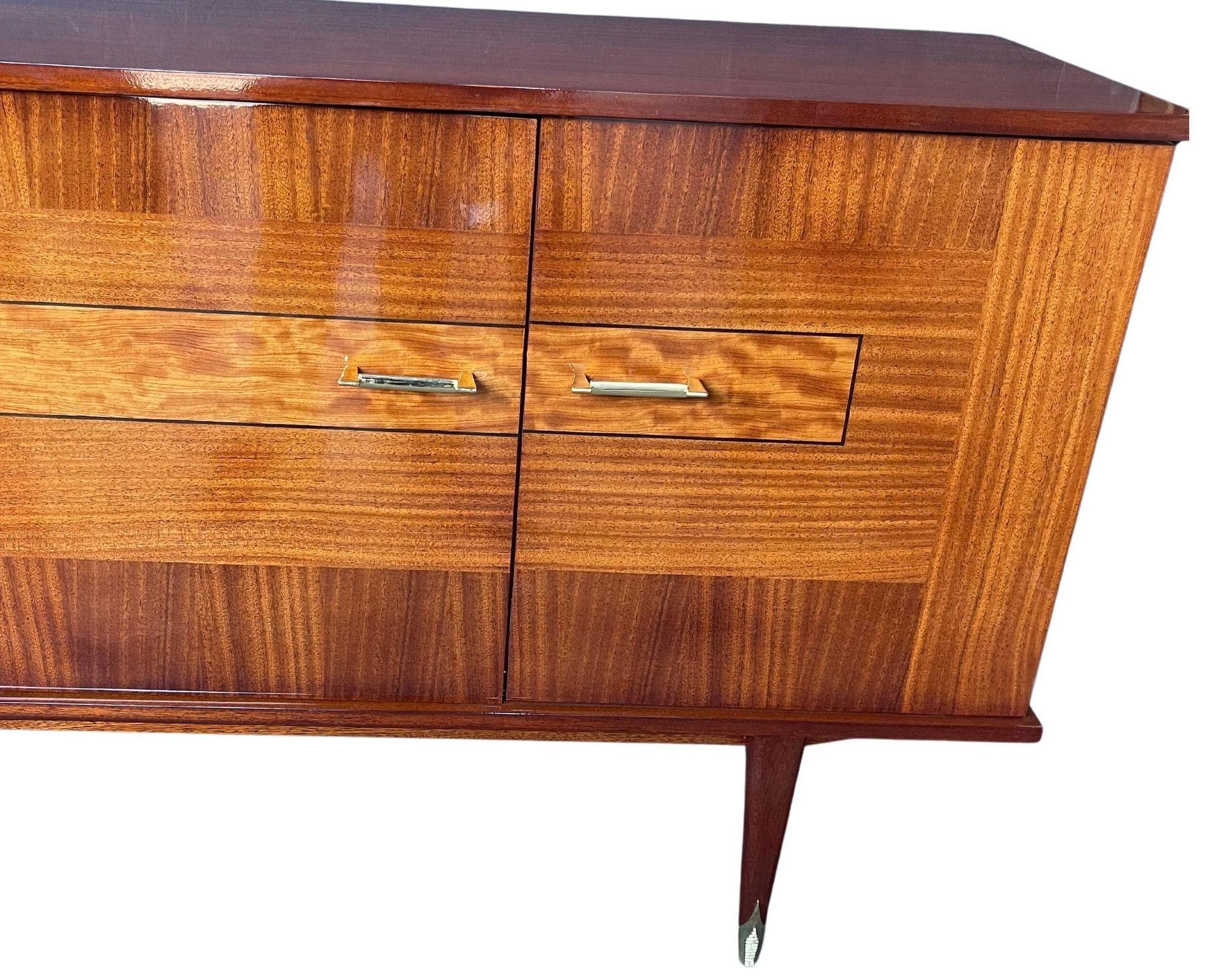 Credenza a quattro ante in mogano francese appena rifinita, anni '60 circa.
**Hardware Ottone lucido
Dimensioni: H. H. 37,25