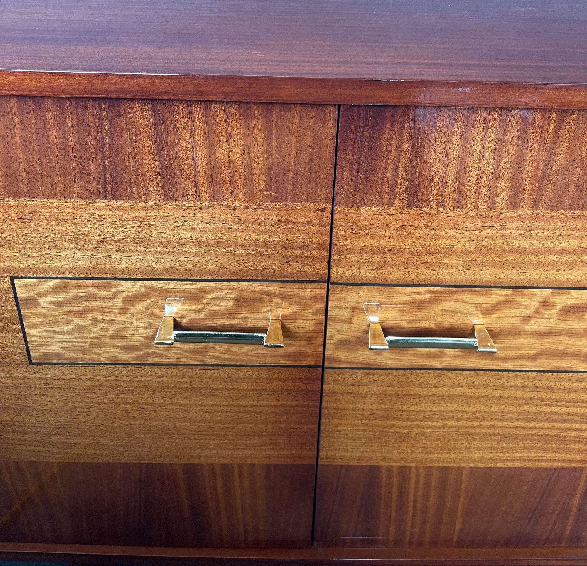 Bellissima credenza/credenza in mogano francese appena rifinita, circa anni '60. In condizioni ottime in vendita a Los Angeles, CA