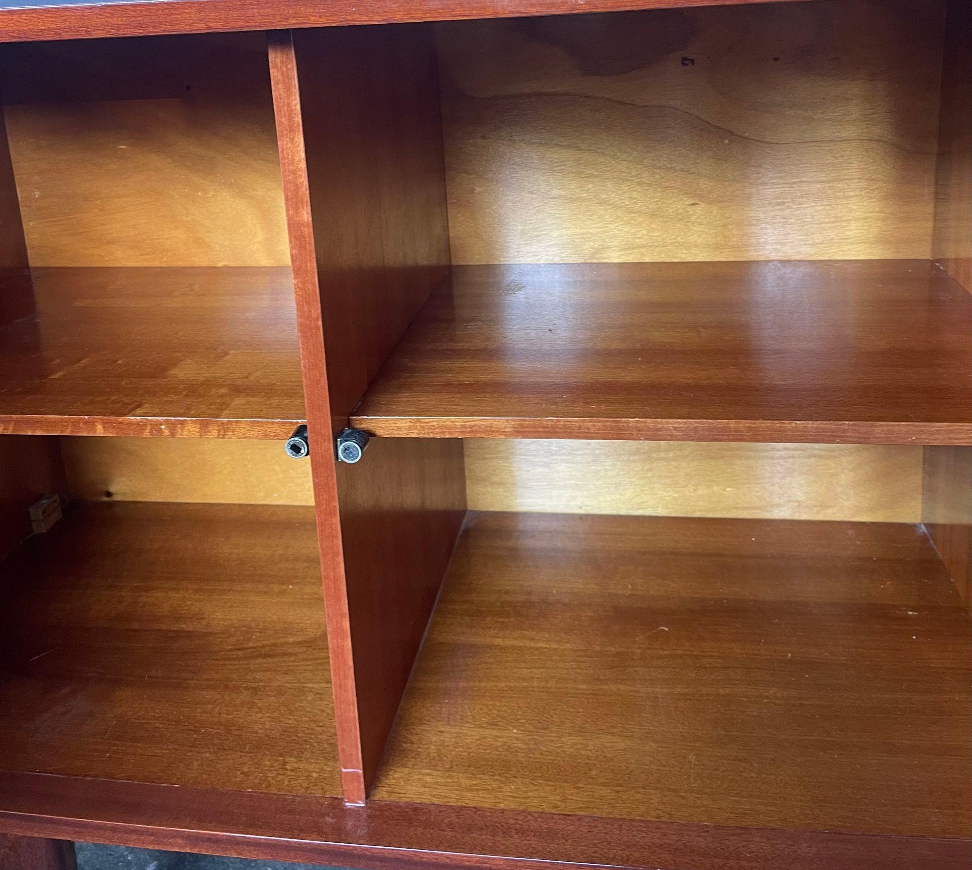 Metà XX secolo Bellissima credenza/credenza in mogano francese appena rifinita, circa anni '60. in vendita