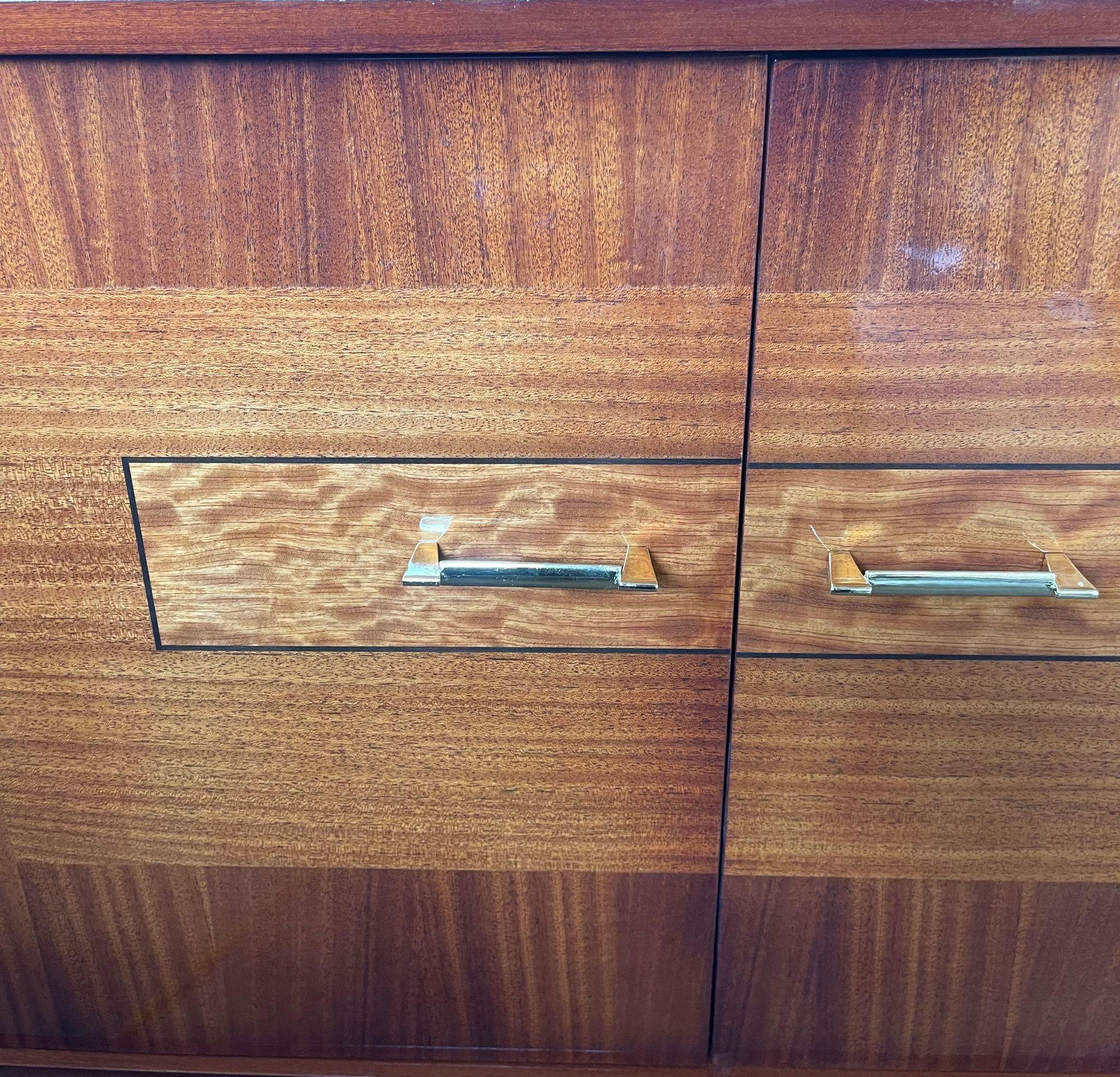 Mogano Bellissima credenza/credenza in mogano francese appena rifinita, circa anni '60. in vendita