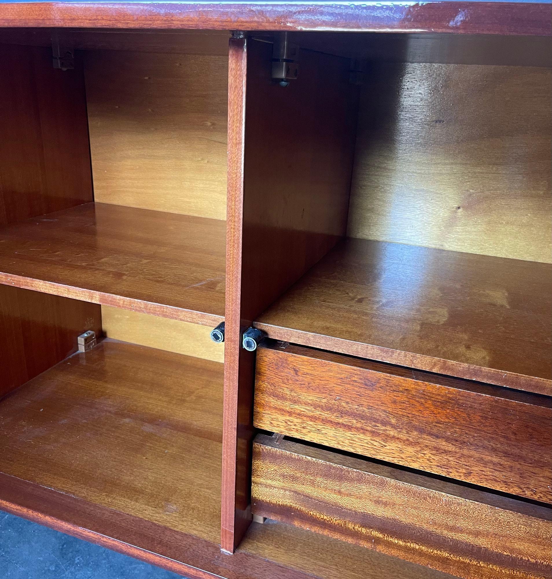 Bellissima credenza/credenza in mogano francese appena rifinita, circa anni '60. in vendita 1