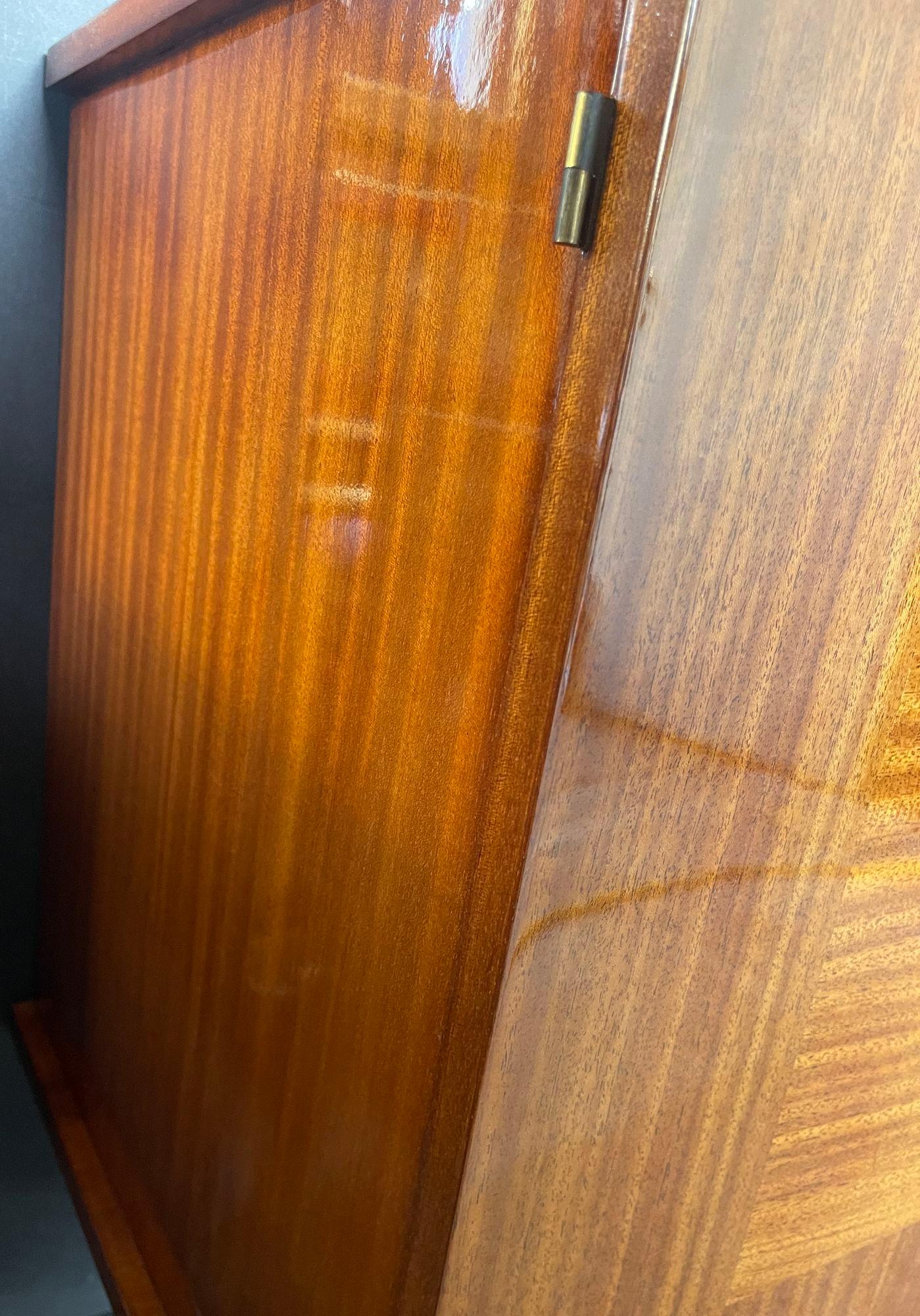 Bellissima credenza/credenza in mogano francese appena rifinita, circa anni '60. in vendita 2
