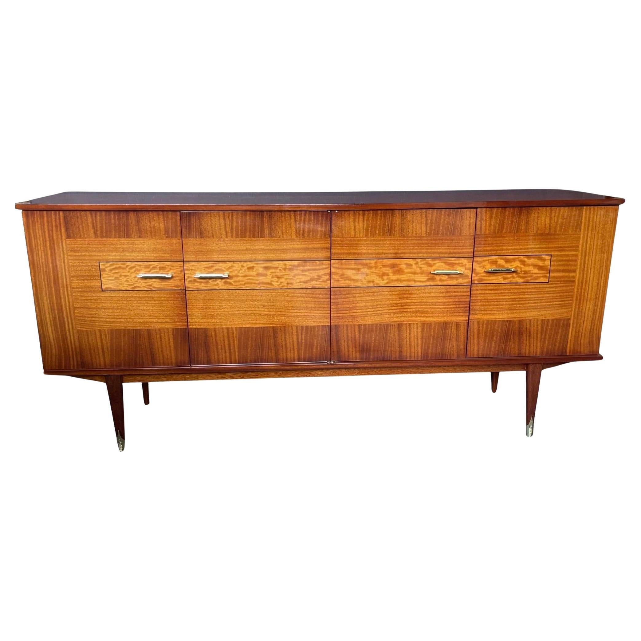 Bellissima credenza/credenza in mogano francese appena rifinita, circa anni '60. in vendita
