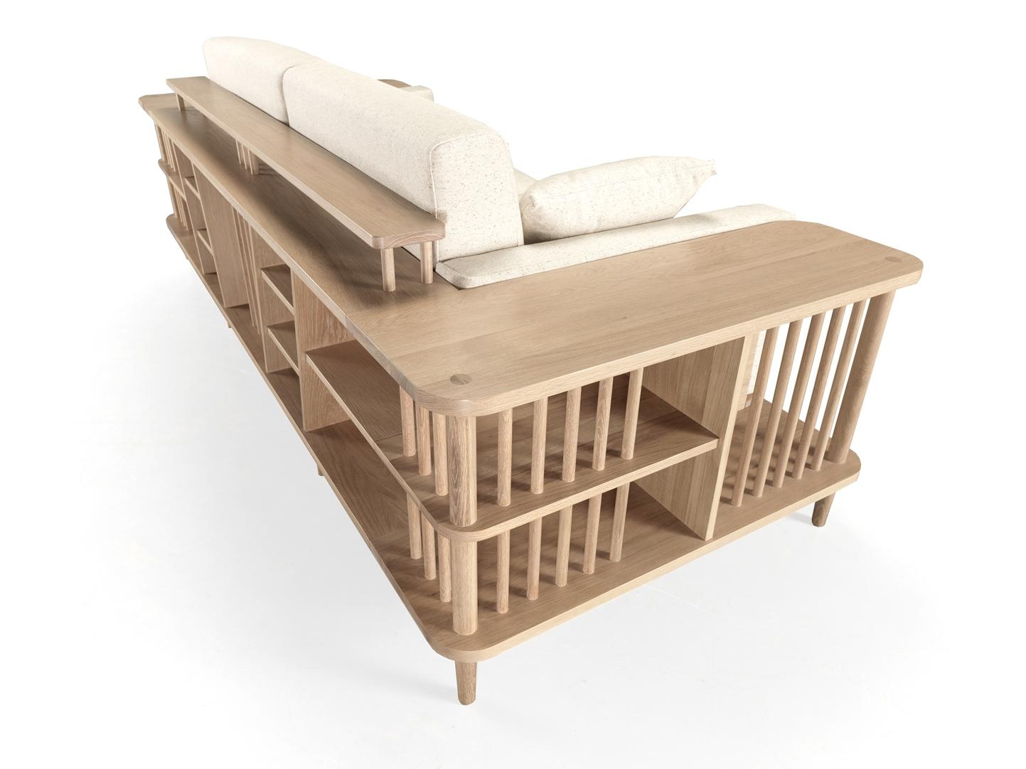 Ein atemberaubend schönes, bequemes Sofa mit umlaufendem Holzrahmen aus Massivholz. Ein Sofa, ein Bücherregal und auch ein Raumteiler, perfekt für einen exklusiven Raum.
Die Kissen lassen sich leicht abnehmen.
Verpackt in einer