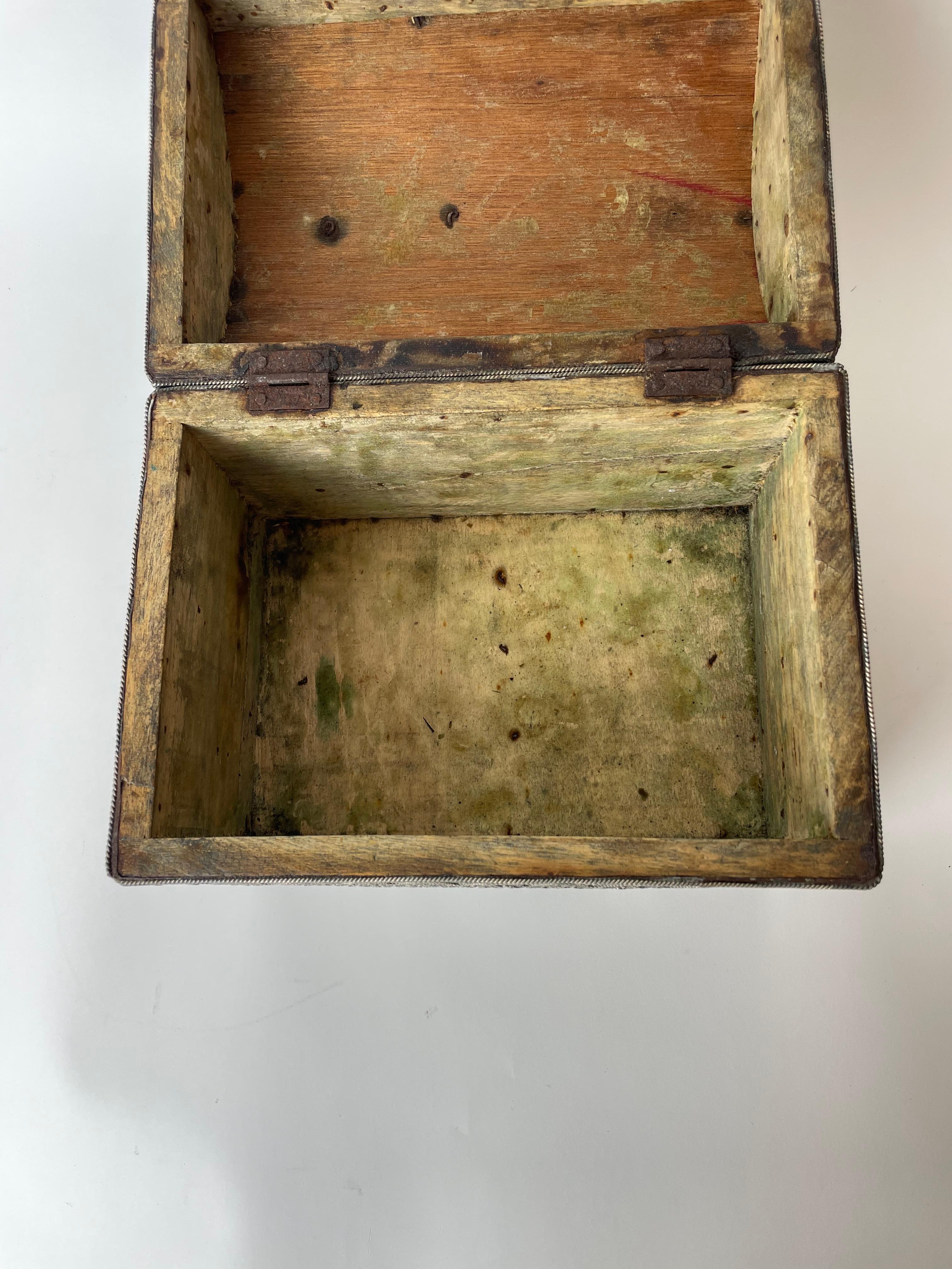 Magnifique boîte nord-africaine richement décorée de fils d'argent, fin du 19ème siècle en vente 4