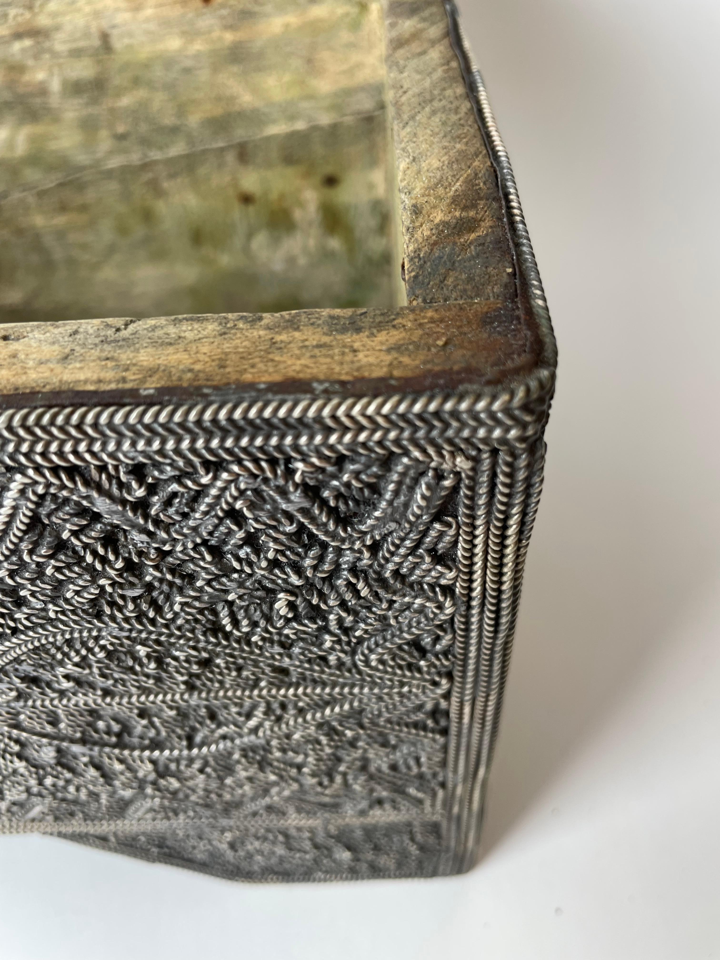 Magnifique boîte nord-africaine richement décorée de fils d'argent, fin du 19ème siècle en vente 5
