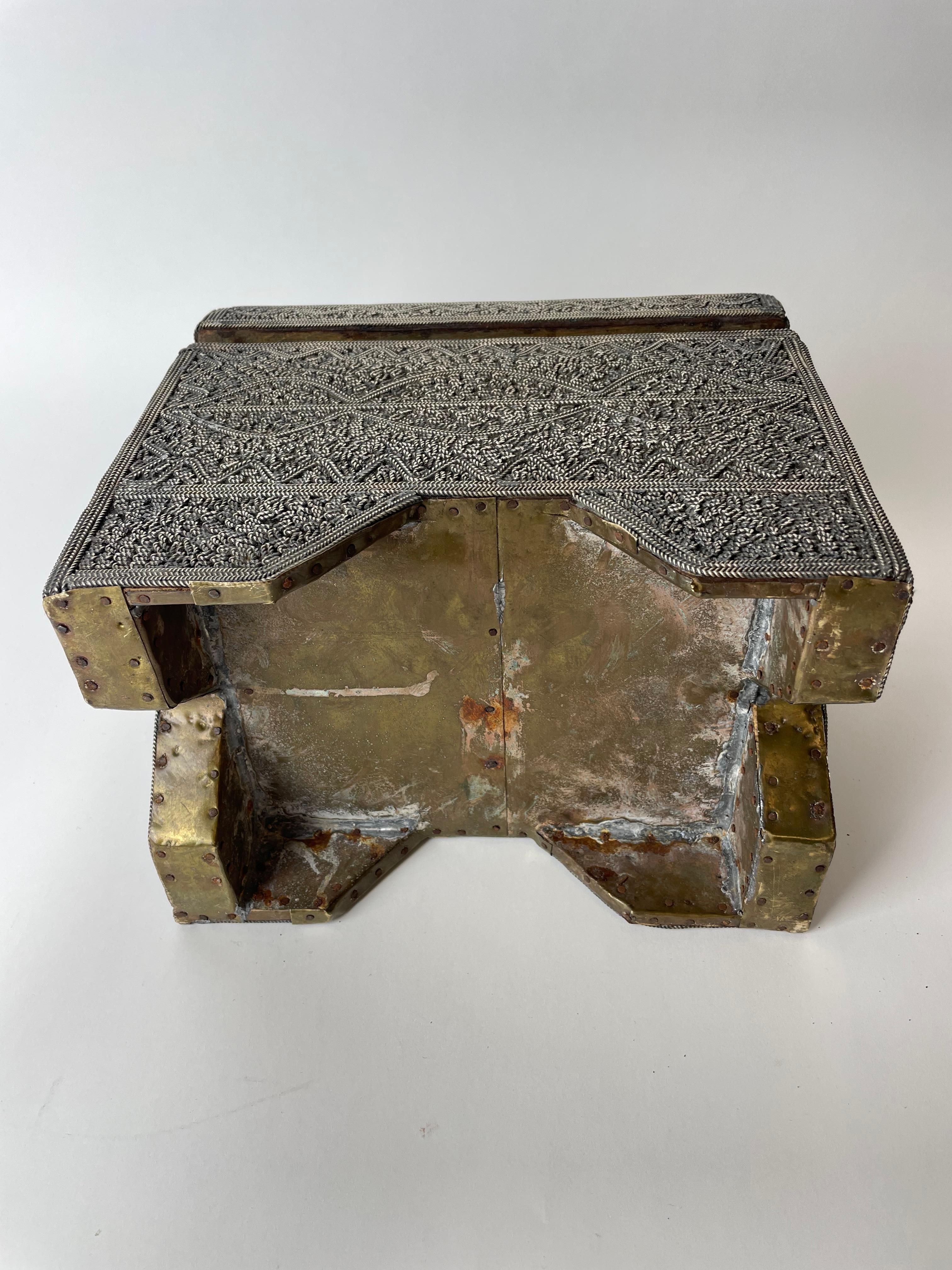 Magnifique boîte nord-africaine richement décorée de fils d'argent, fin du 19ème siècle en vente 6