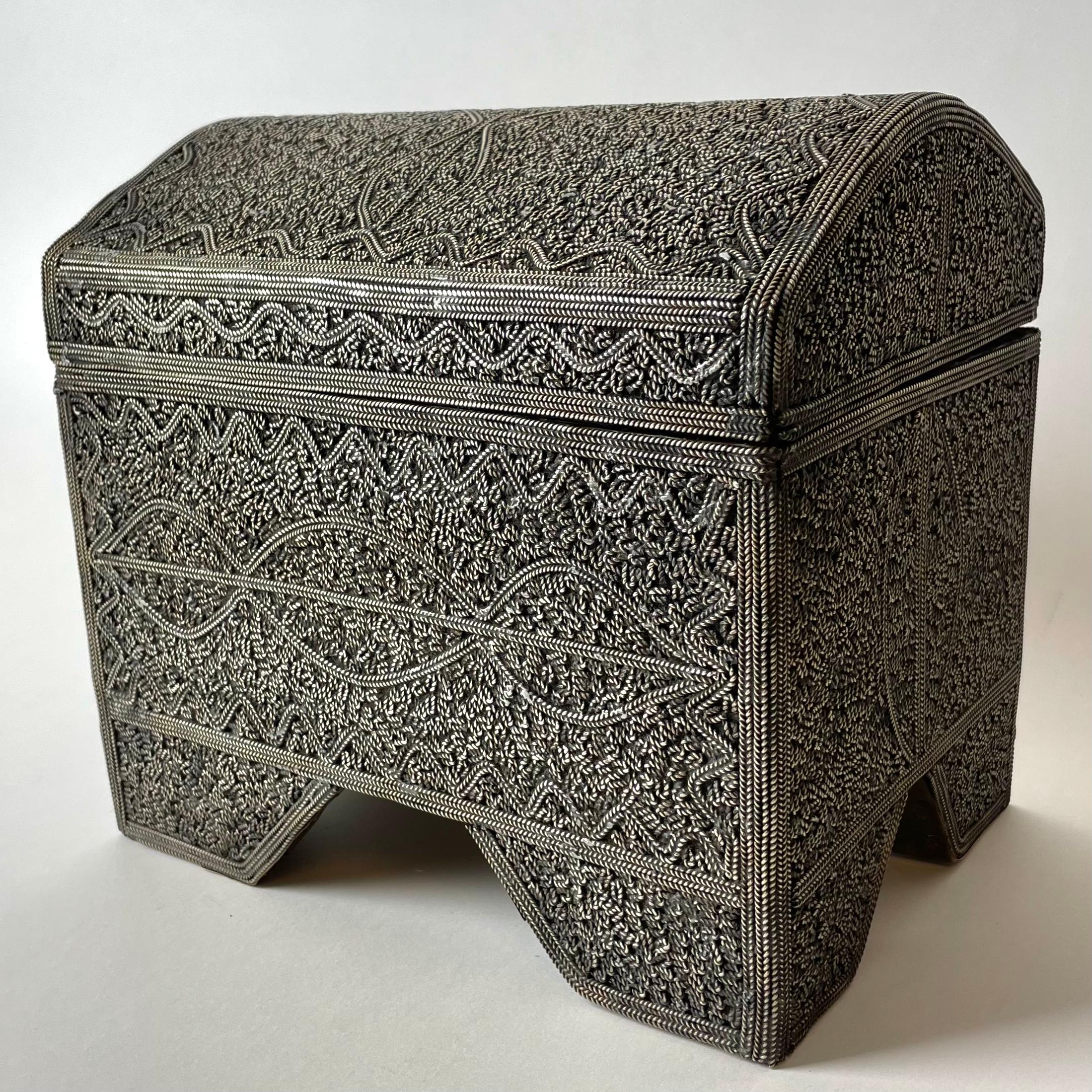 Magnifique boîte nord-africaine richement décorée de fils d'argent, fin du 19ème siècle en vente 7
