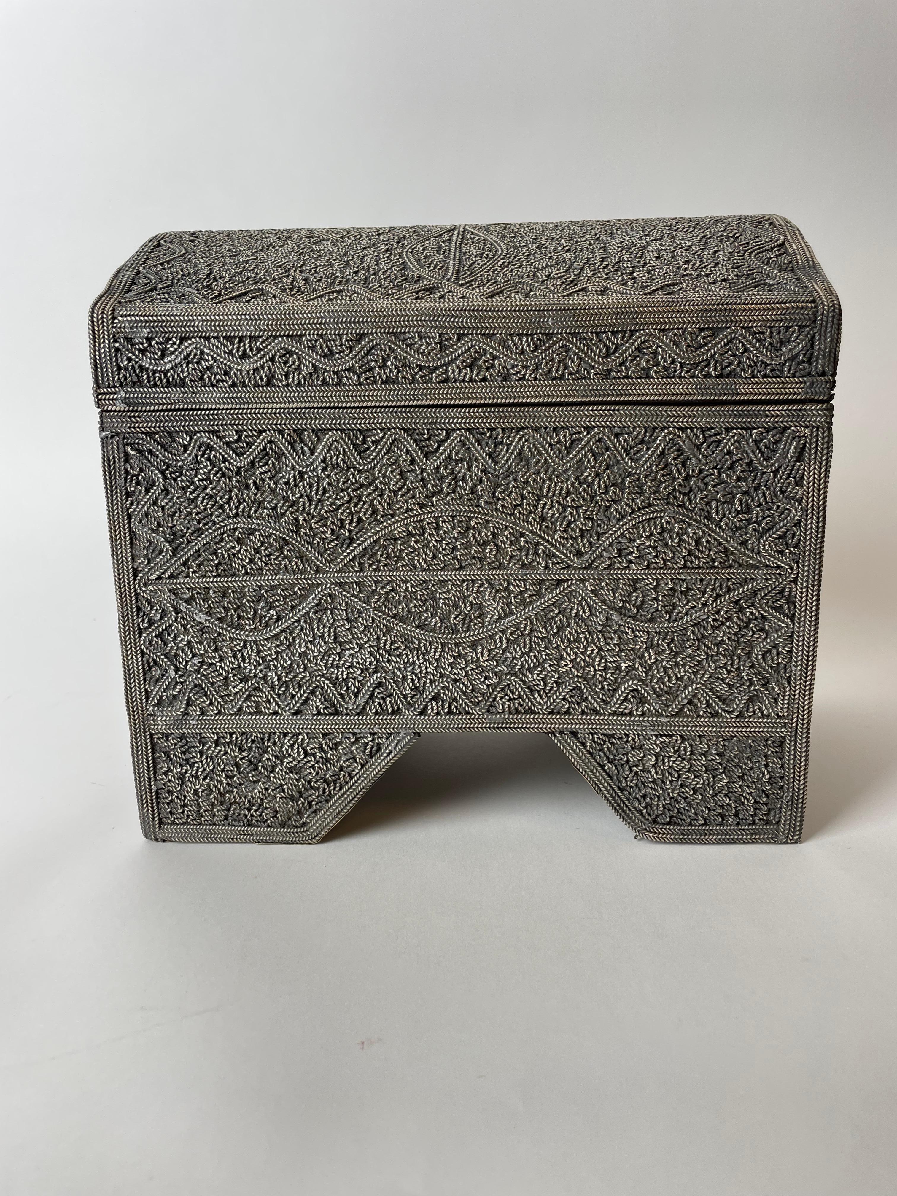 Magnifique boîte nord-africaine richement décorée de fils d'argent, d'une facture très exquise. Probablement fabriqué au Maroc ou en Algérie à la fin du 19e siècle.

Usure conforme à l'âge et à l'utilisation.