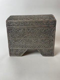 Magnifique boîte nord-africaine richement décorée de fils d'argent, fin du 19ème siècle