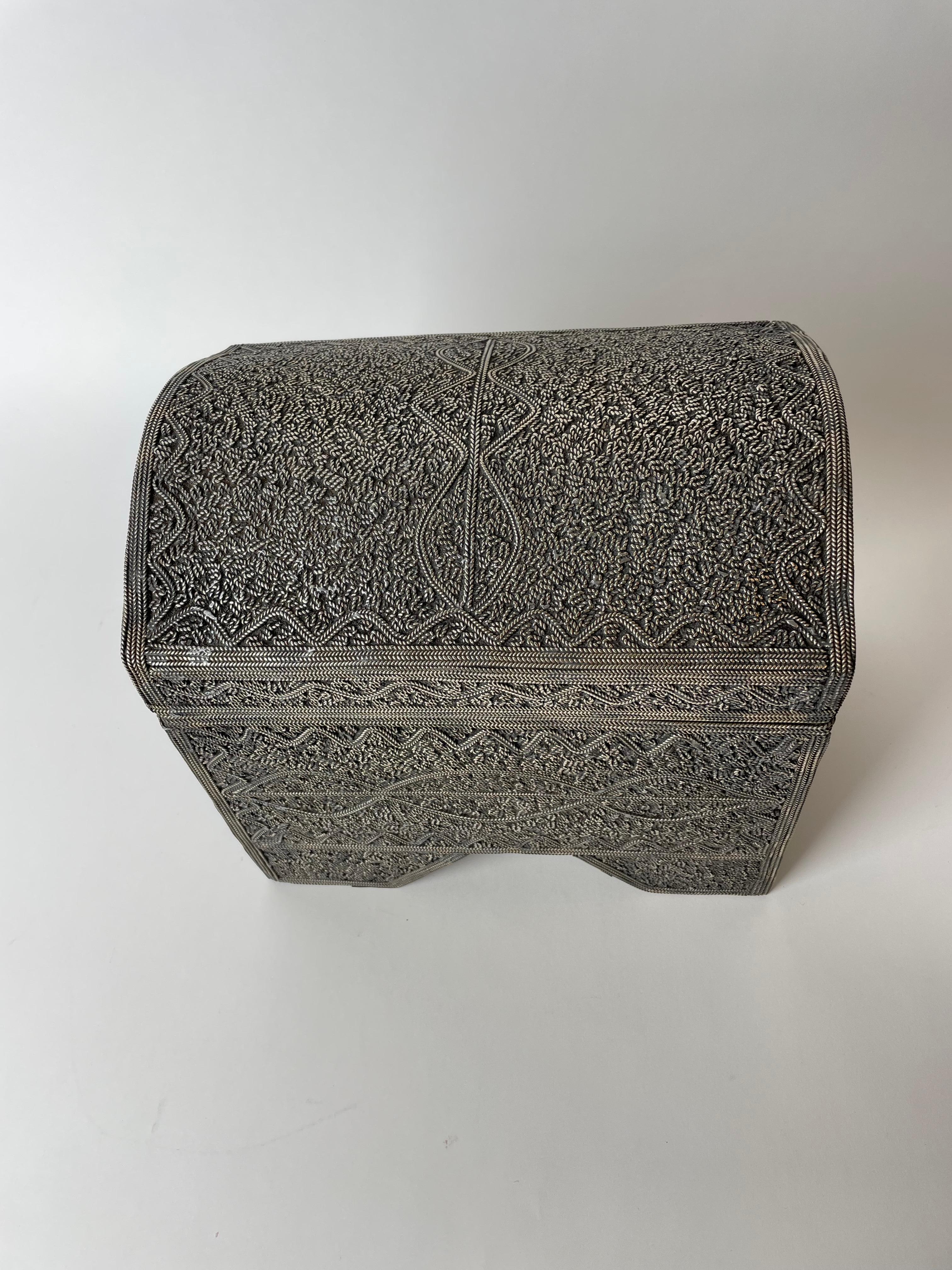 Africain Magnifique boîte nord-africaine richement décorée de fils d'argent, fin du 19ème siècle en vente