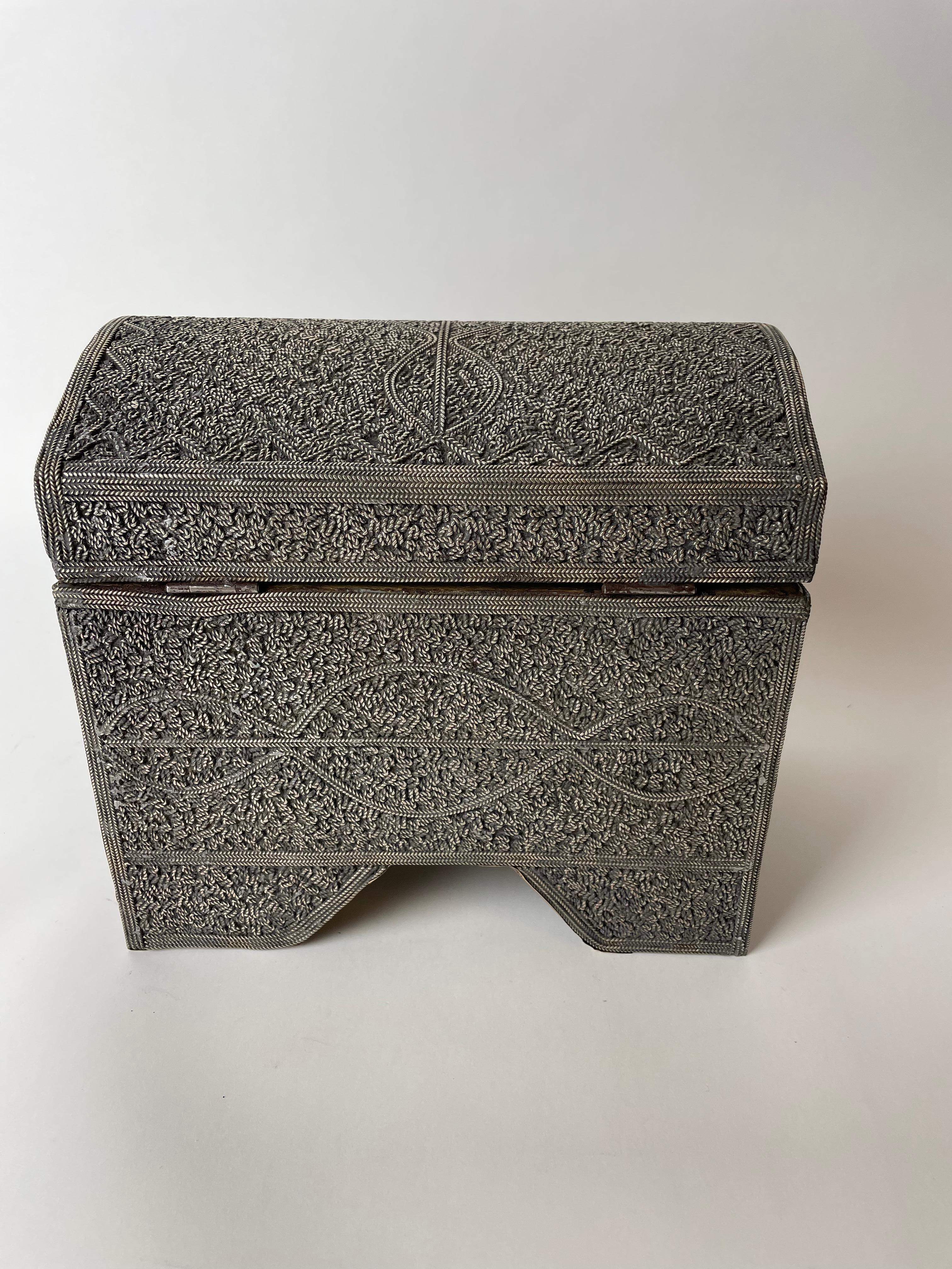 XIXe siècle Magnifique boîte nord-africaine richement décorée de fils d'argent, fin du 19ème siècle en vente