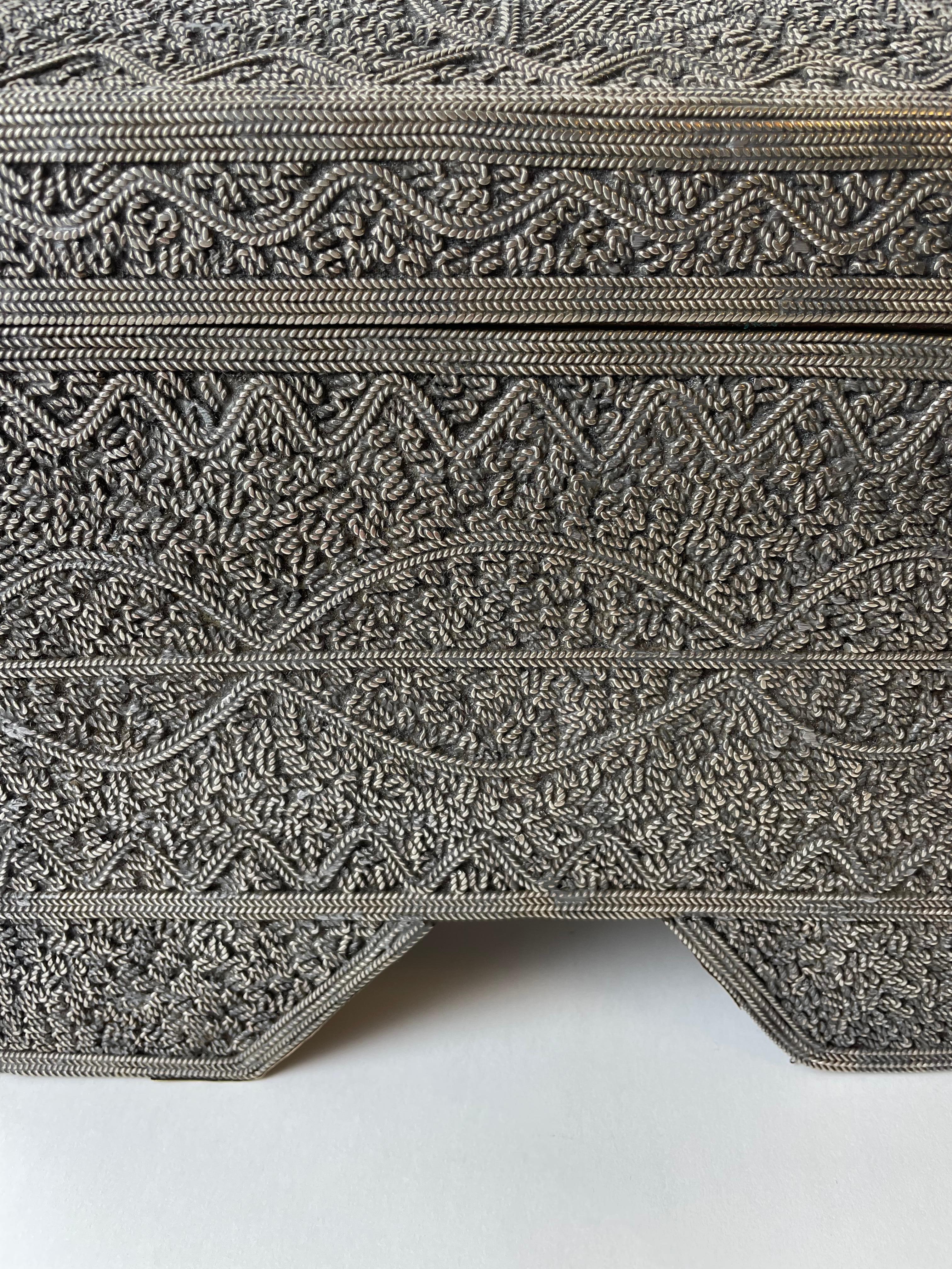 Argent Magnifique boîte nord-africaine richement décorée de fils d'argent, fin du 19ème siècle en vente